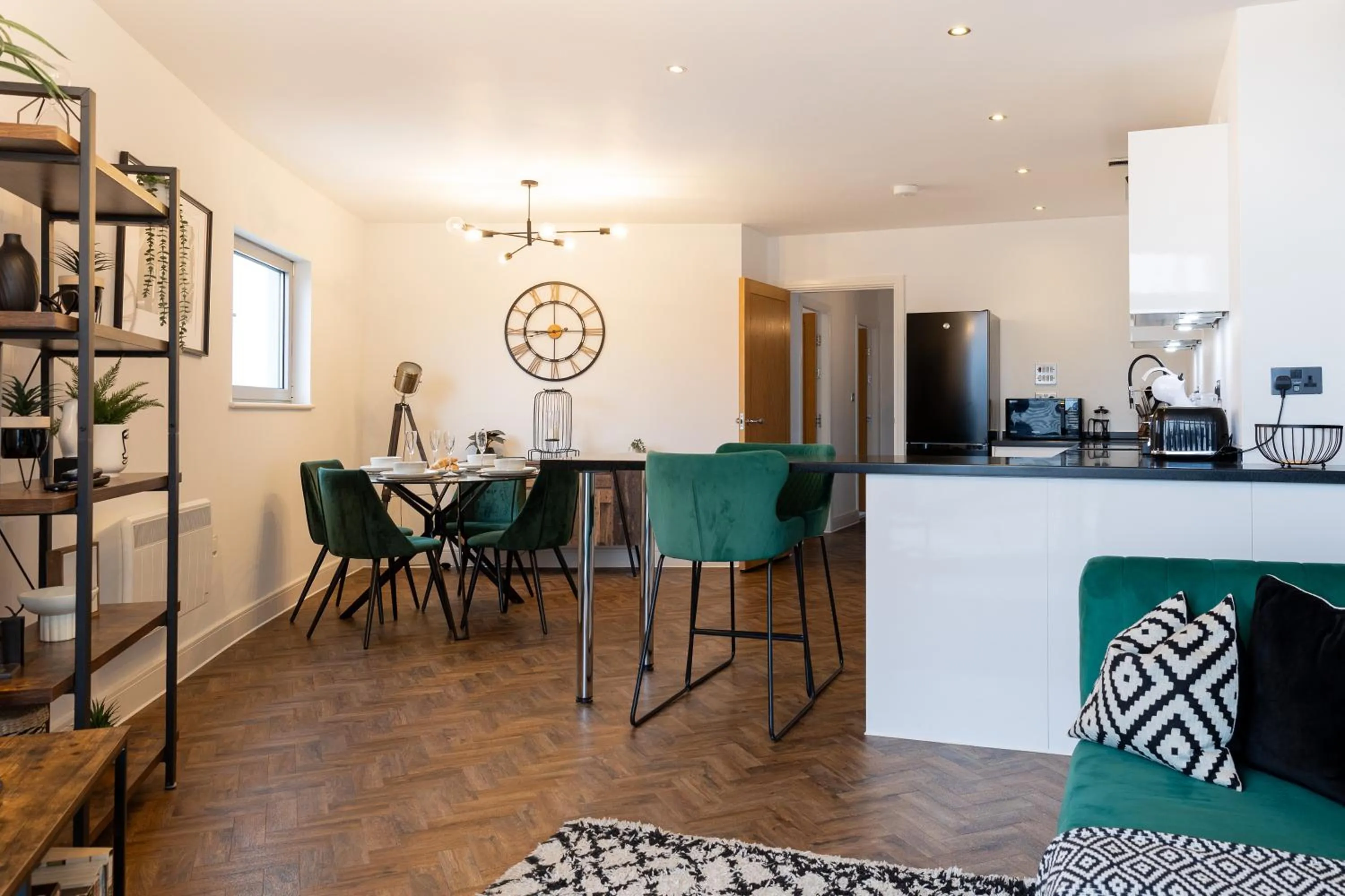 Trendy city centre apartment with free parking