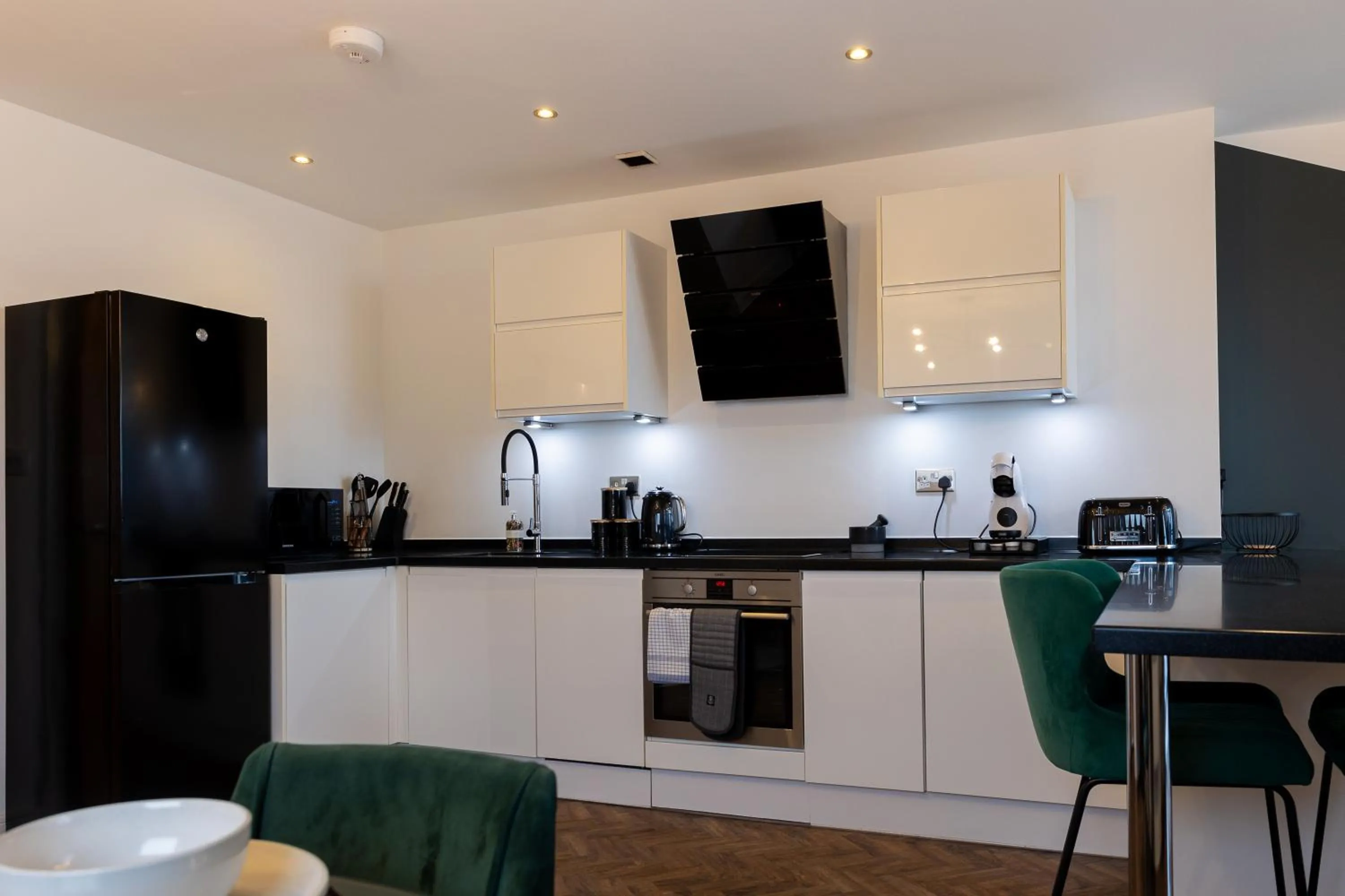 Trendy city centre apartment with free parking