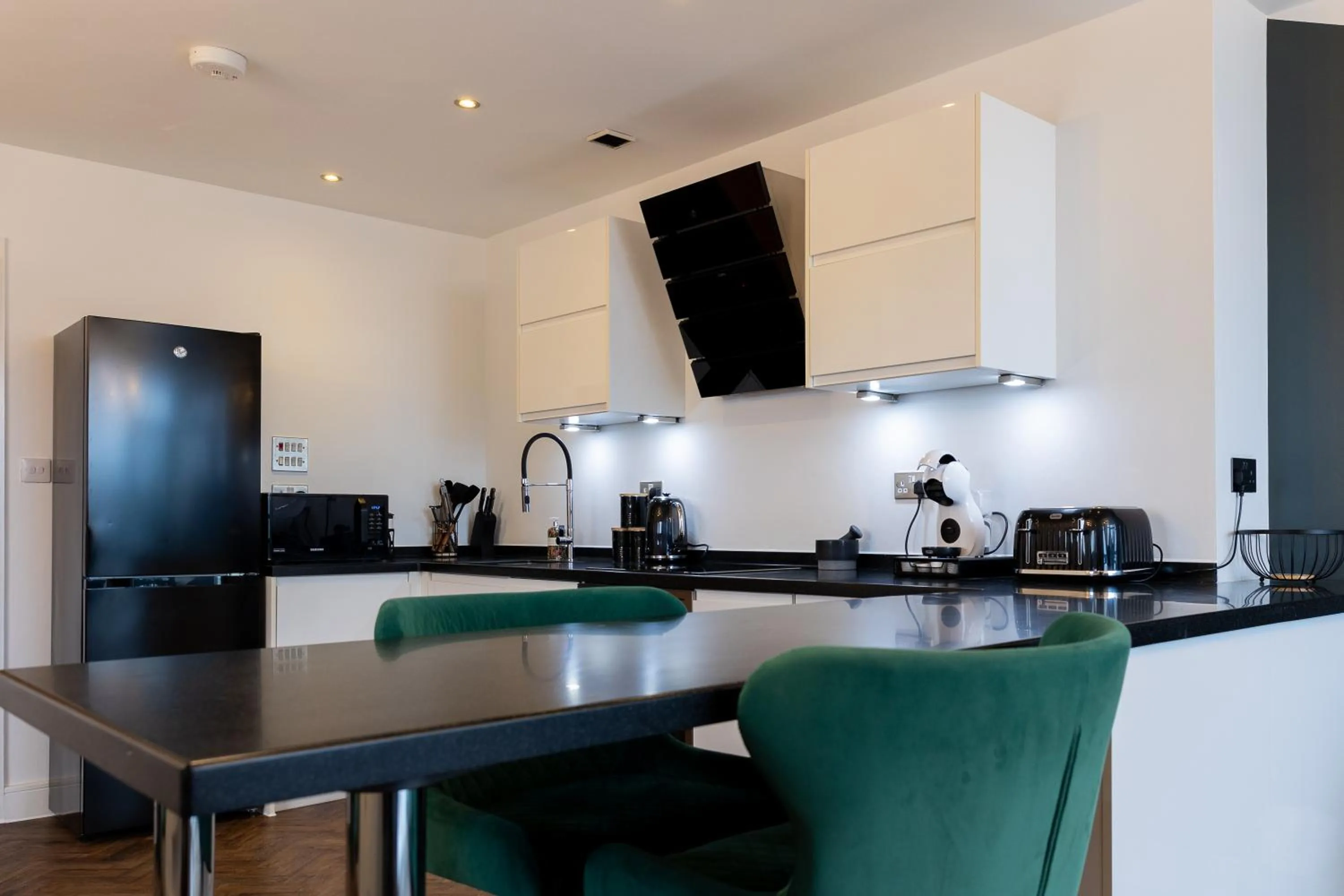 Trendy city centre apartment with free parking