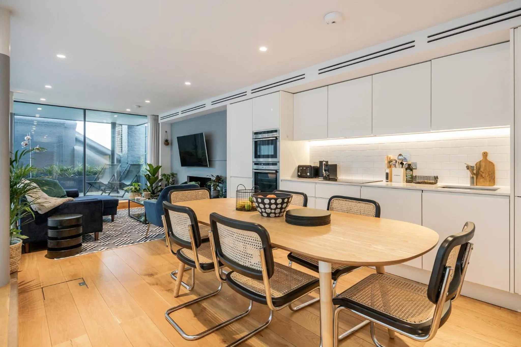 Dining area in Stay Kula London - Holborn