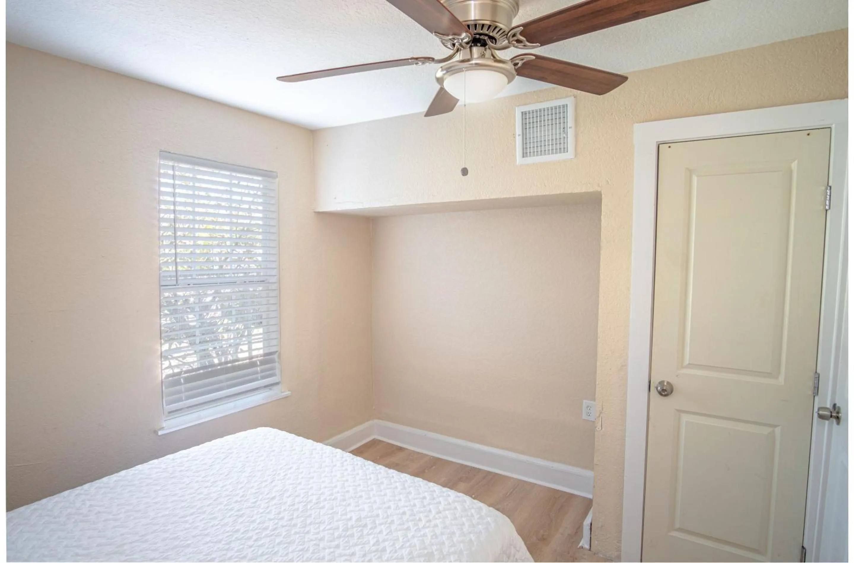 Other, Bed in 3 BR1 BA Remodeled Home Near Downtown