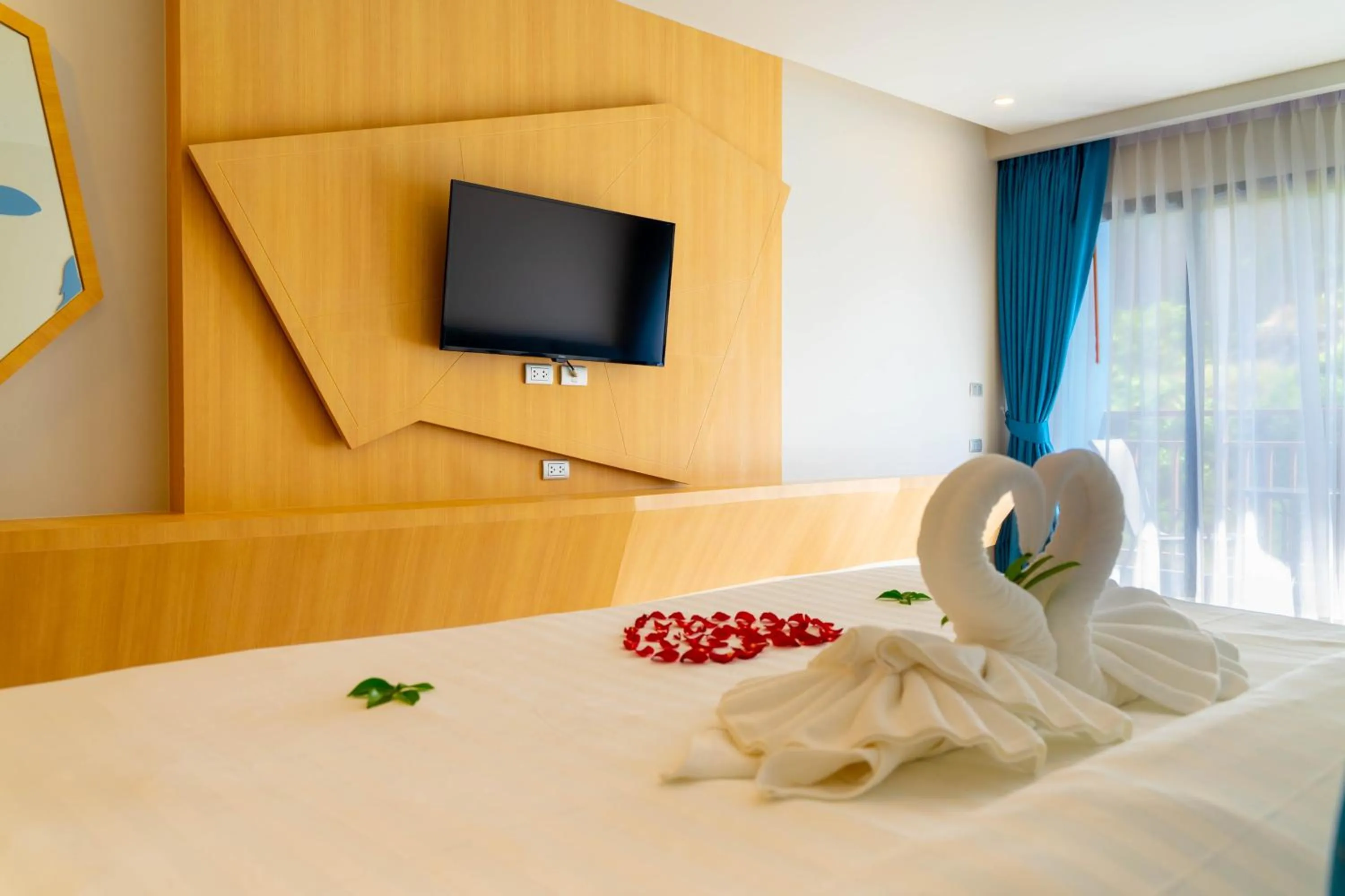 Bed in Golden Paradise Hotel - SHA PLUS