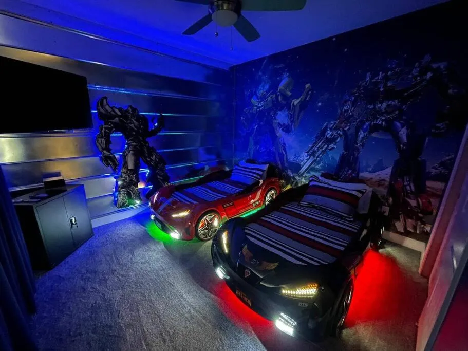 Bed in Spectacular 12-Bed Mansion with game room