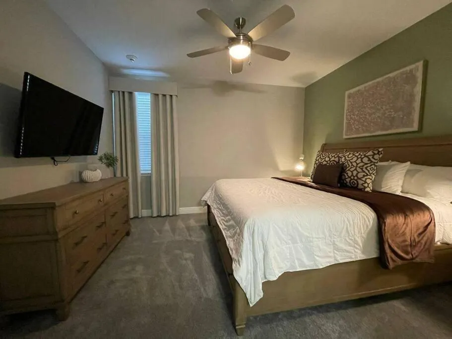 Bed in Spectacular 12-Bed Mansion with game room