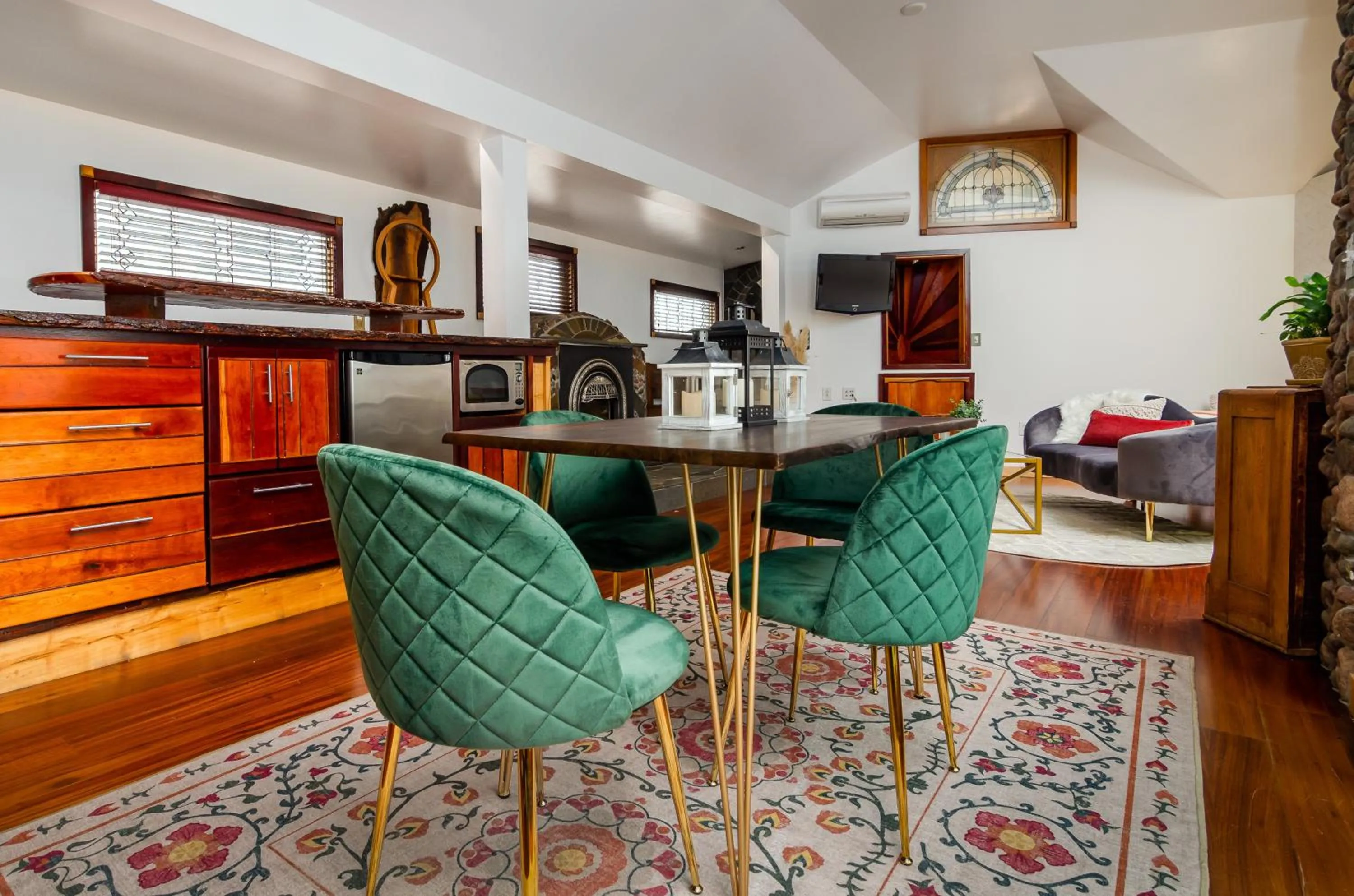 Dining area in New Park Venue & Suites