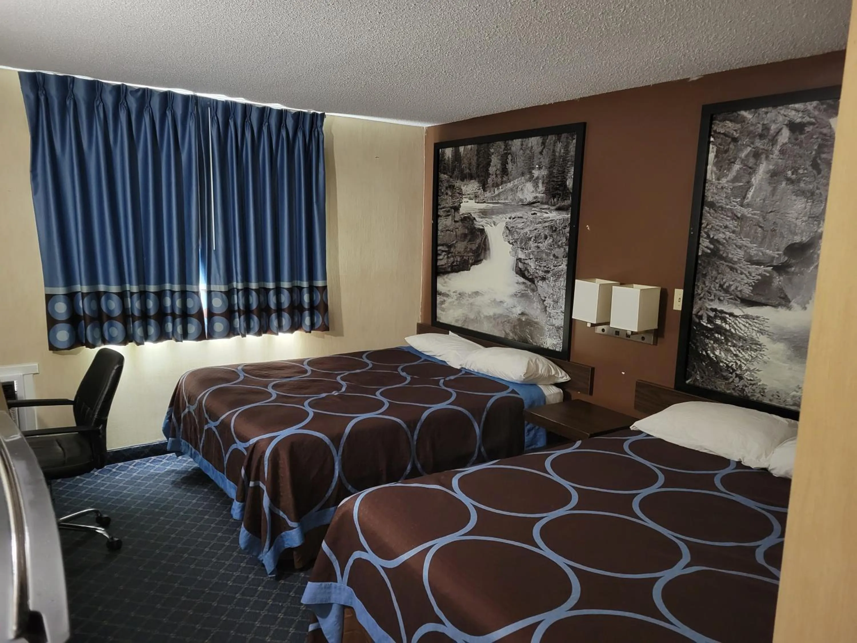 Bedroom, Bed in Super 8 North Red Deer