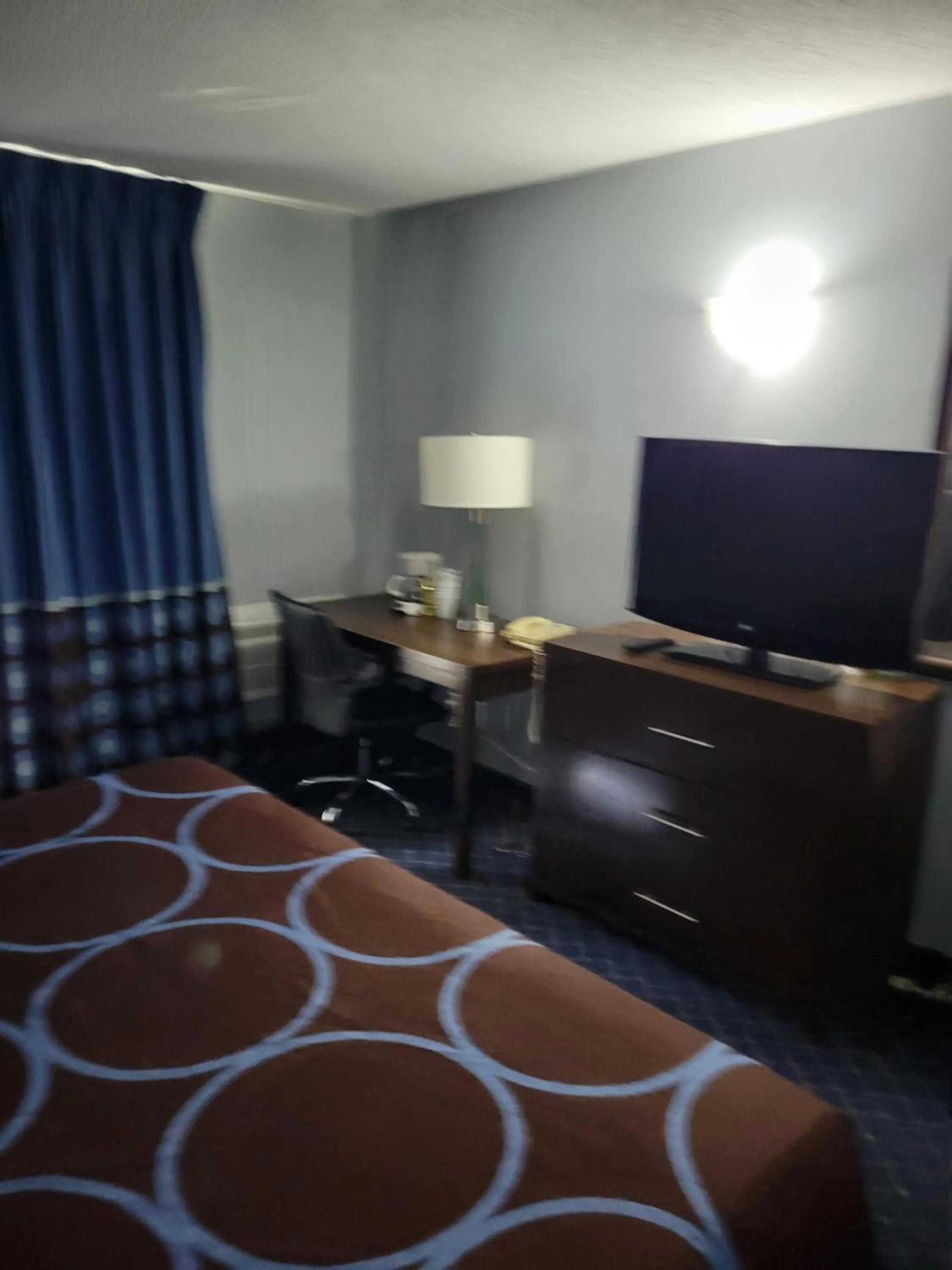 Living room, Bed in Super 8 North Red Deer