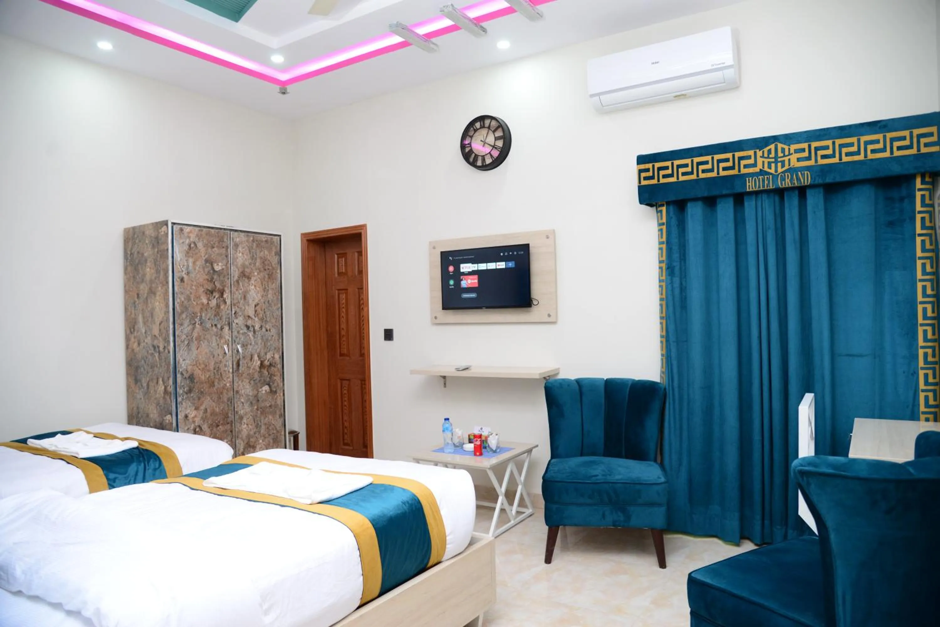 Bed in Hotel Grand Lahore