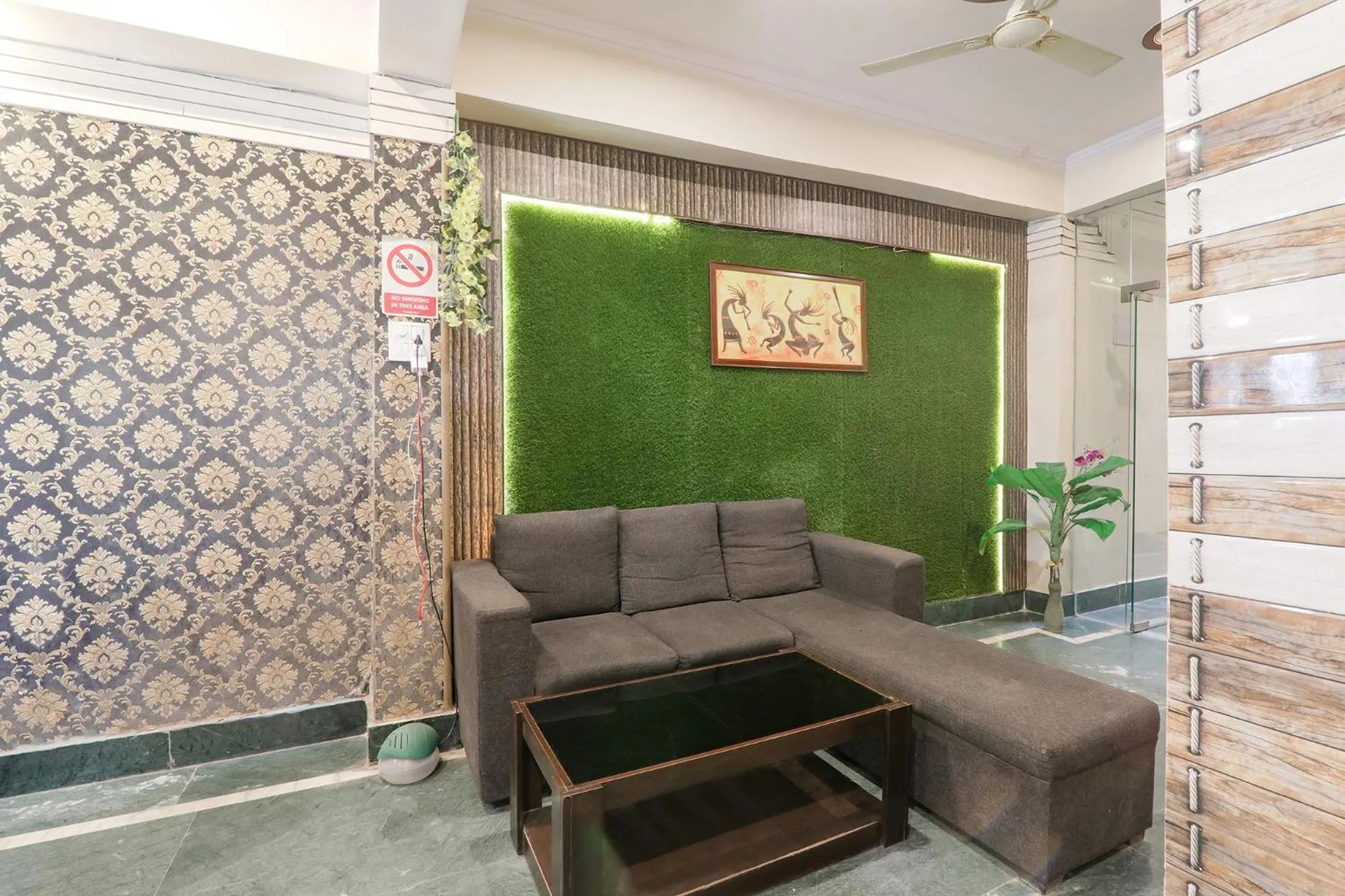 Seating area in Via Haidri