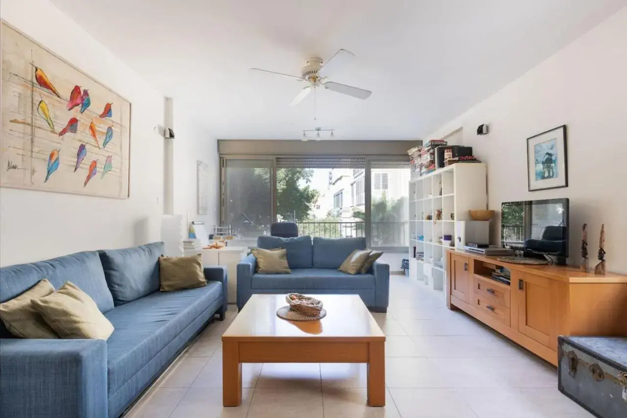 Cozy 3BR Apt w Big Windows 5 Min Walk From Beach Cozy 3BR Apt w Big Windows 5 Min Walk From Beach
