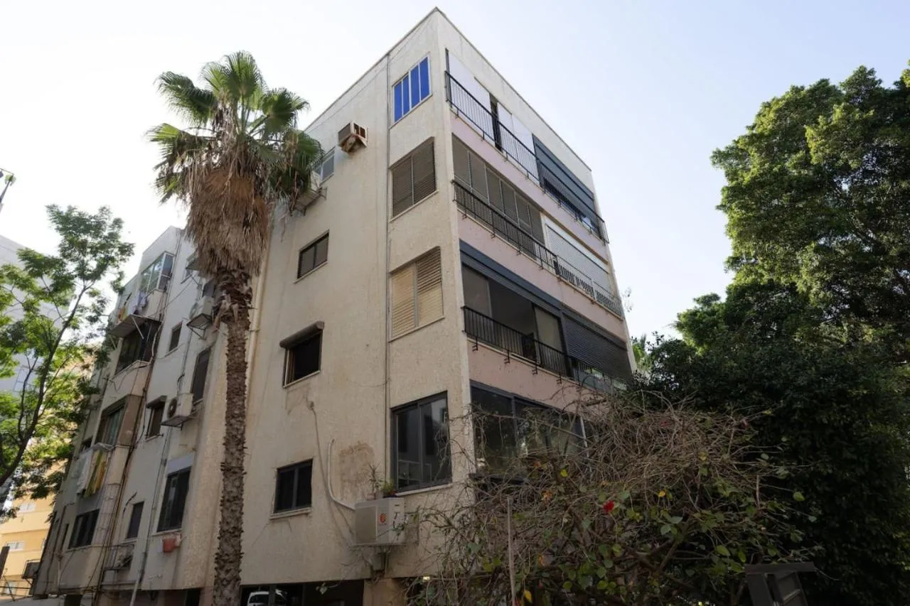 Cozy 3BR Apt w Big Windows 5 Min Walk From Beach