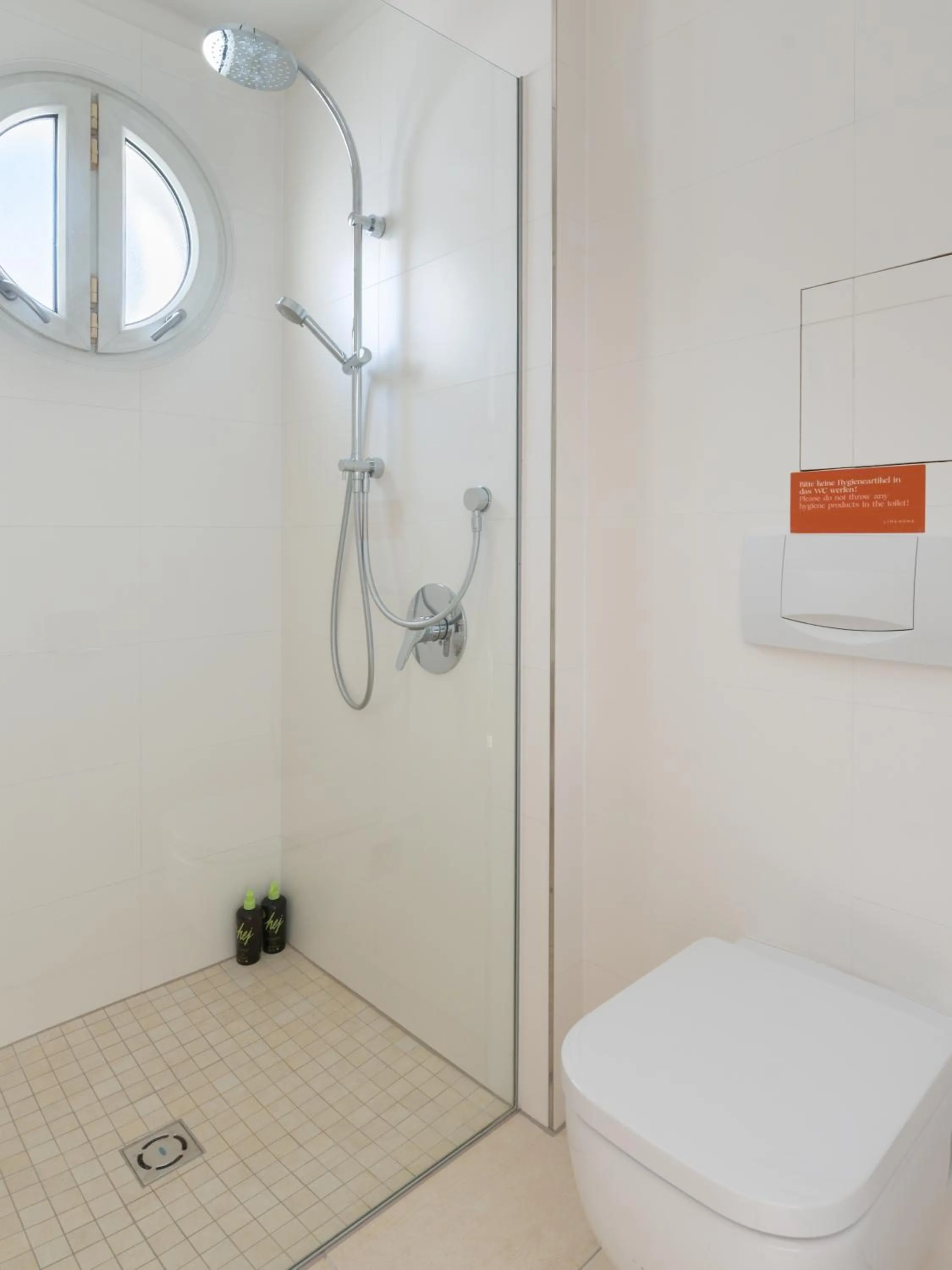 Shower in Limehome Linz Friedrichstraße