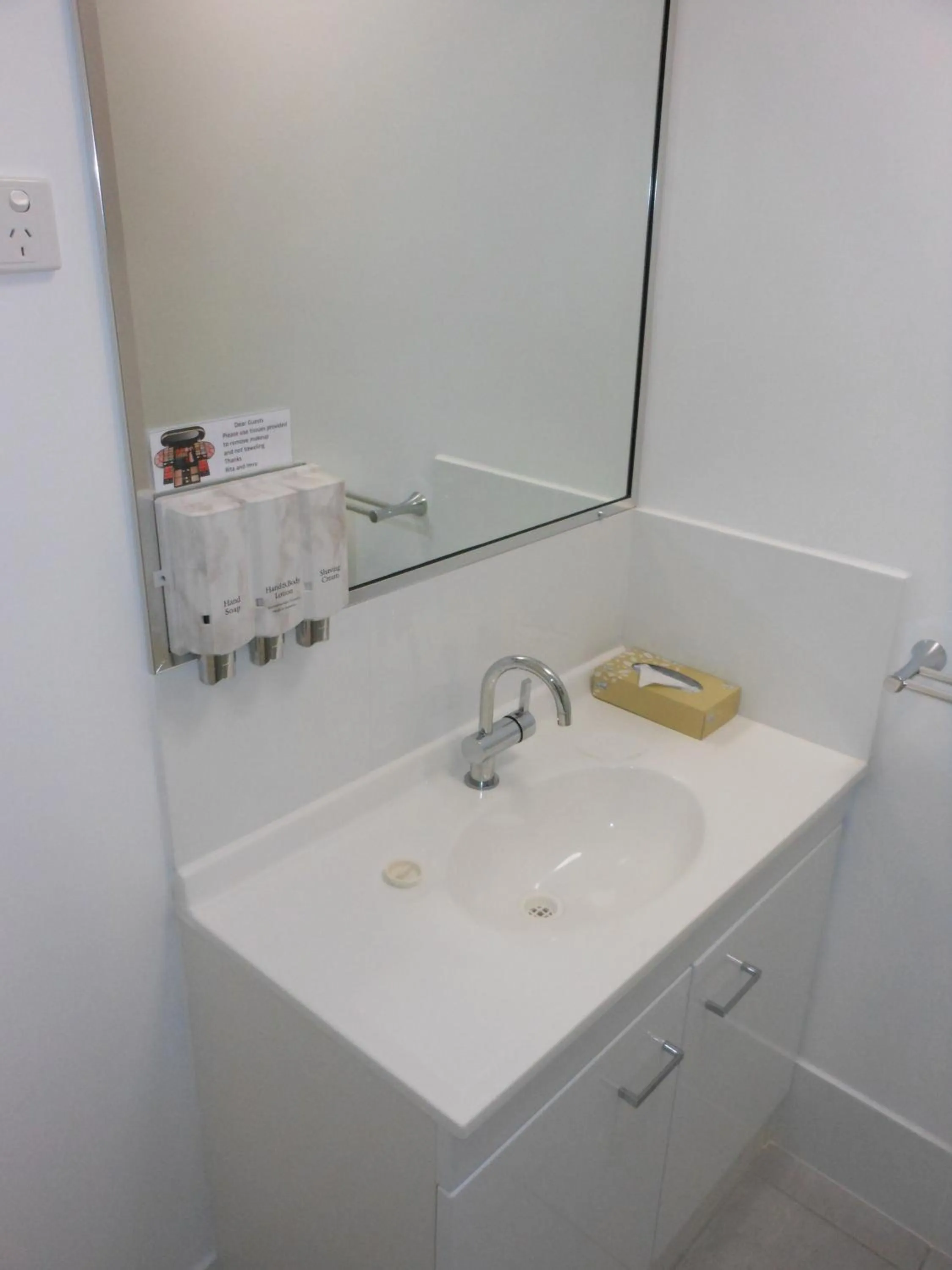 Bathroom in Cara Motel