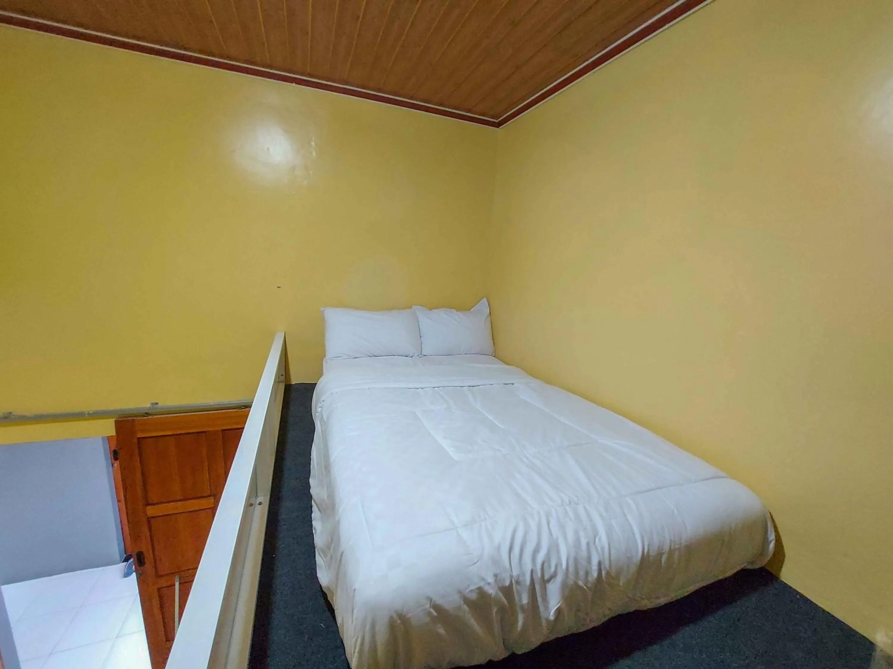 Bed in Guest House Kembar Syariah Semarang RedPartner