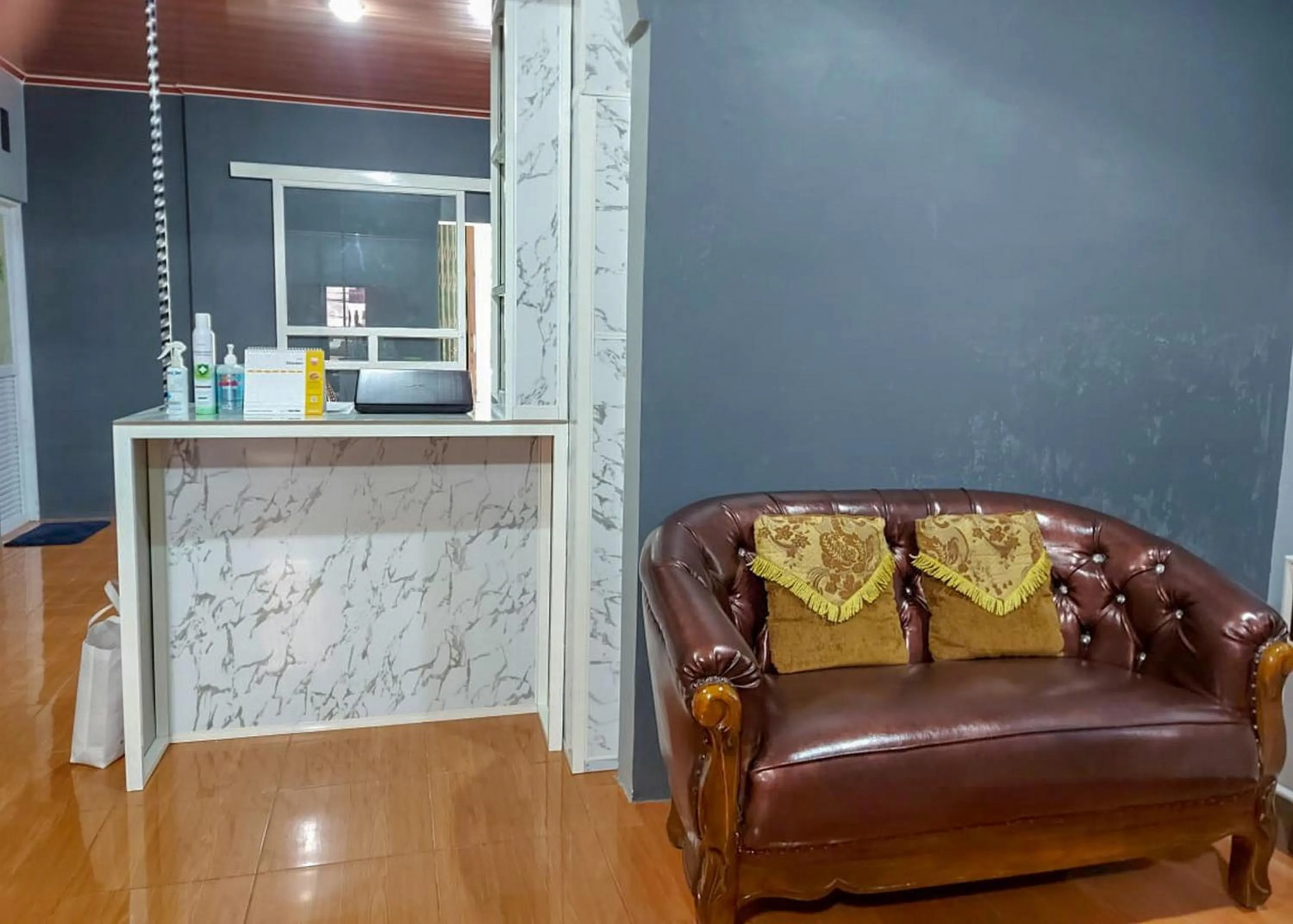 Lobby or reception in Guest House Kembar Syariah Semarang RedPartner