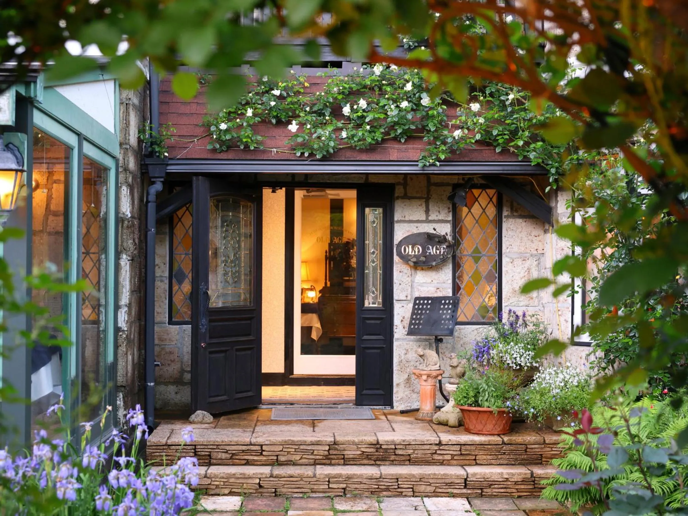 Property building in Petit Hotel & Restaurant Old Age