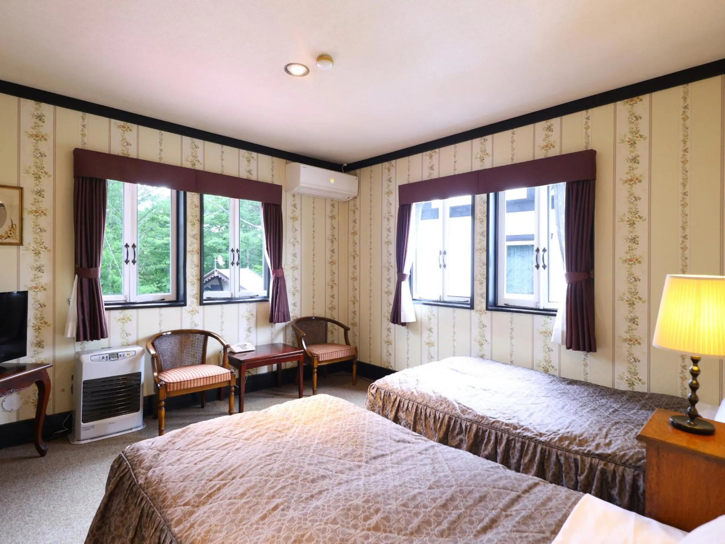 Bed in Petit Hotel & Restaurant Old Age