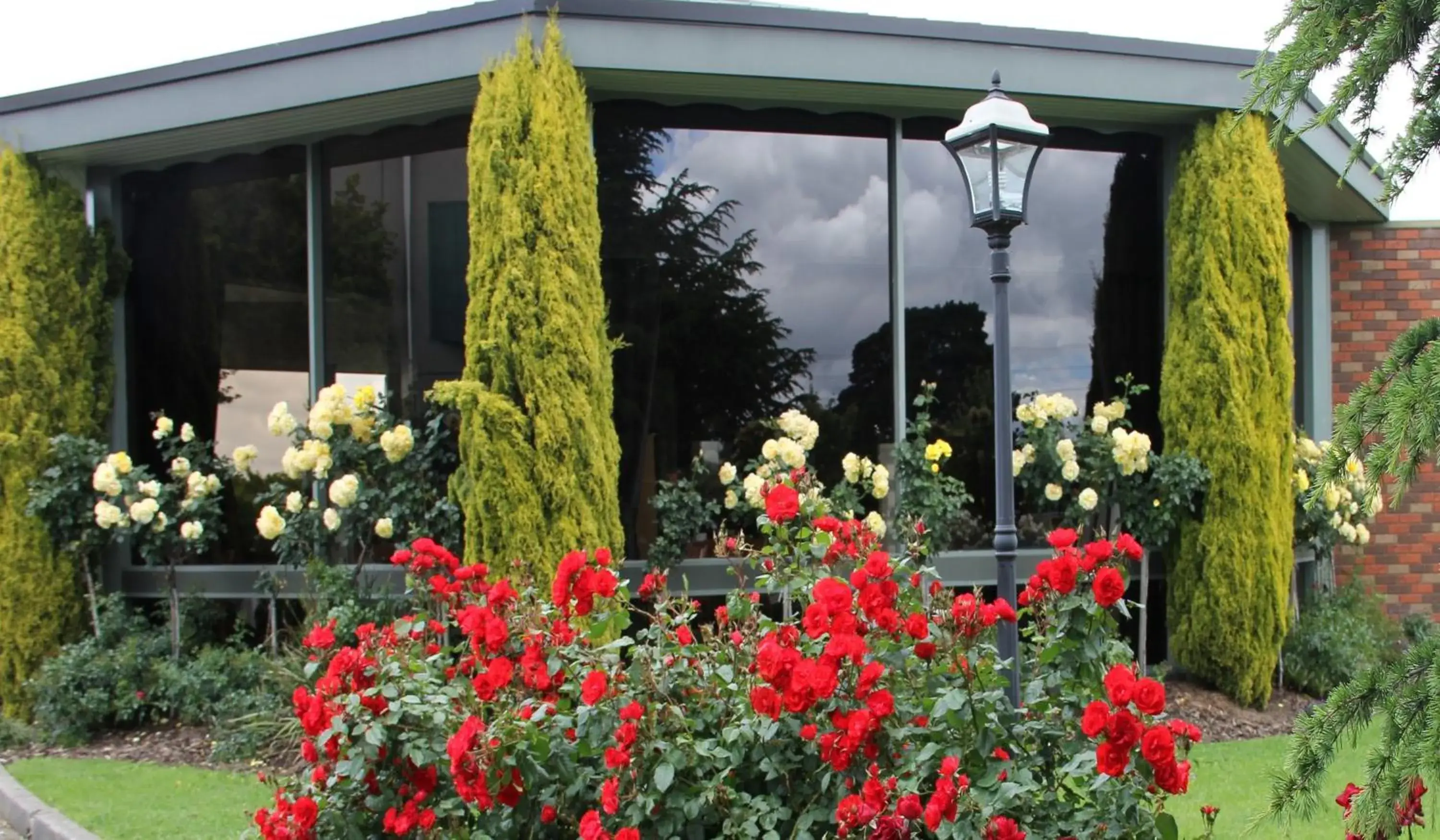 Facade/entrance in Cedar Lodge Motel Facade/entrance in Cedar Lodge Motel