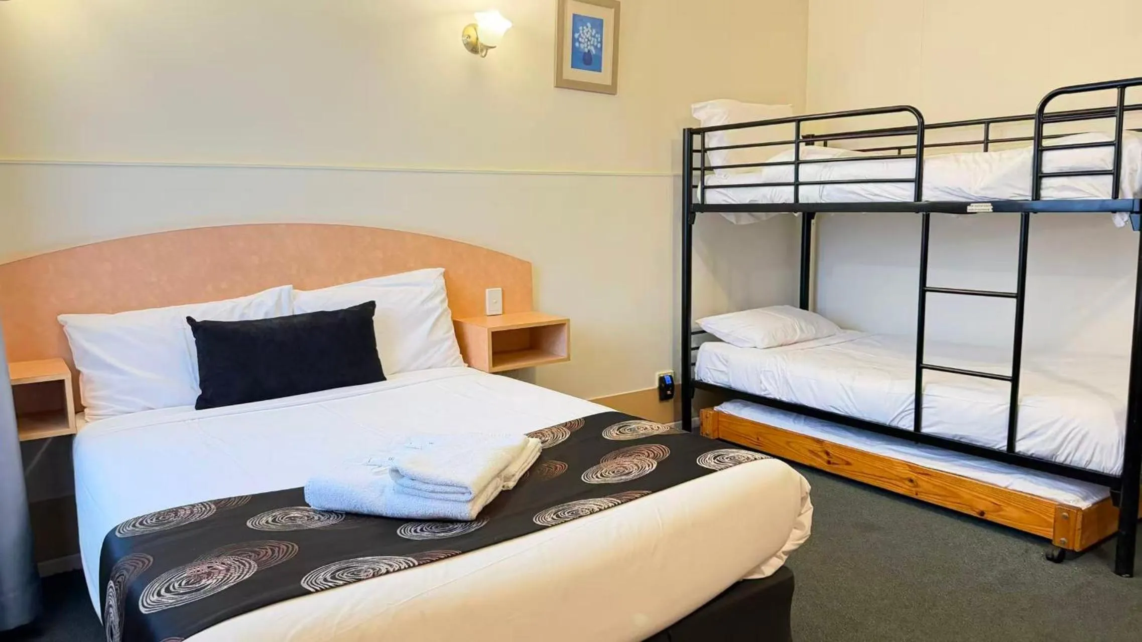 Bed in Parkville Motel