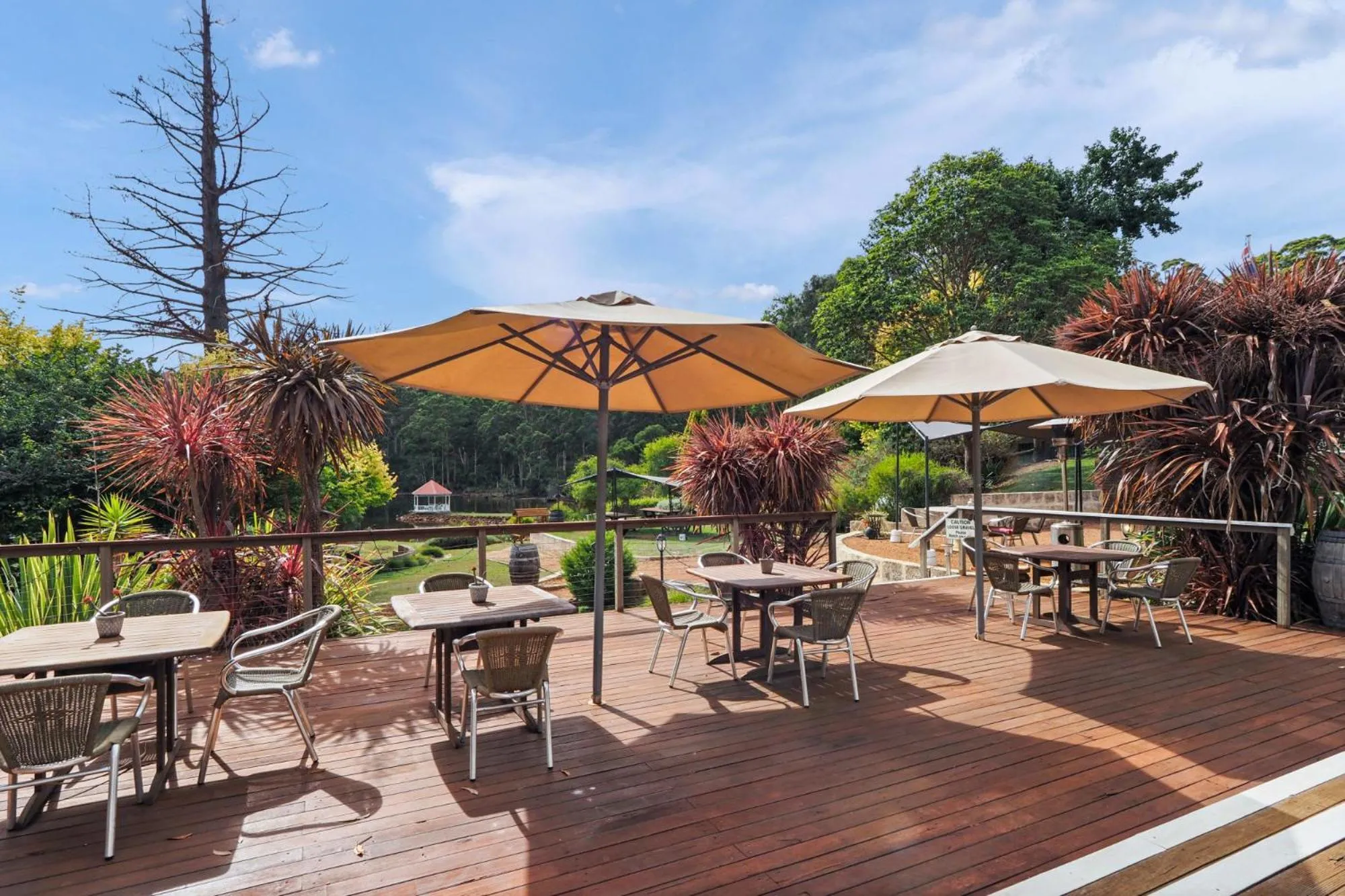 Restaurant/places to eat in Forest Lodge Resort