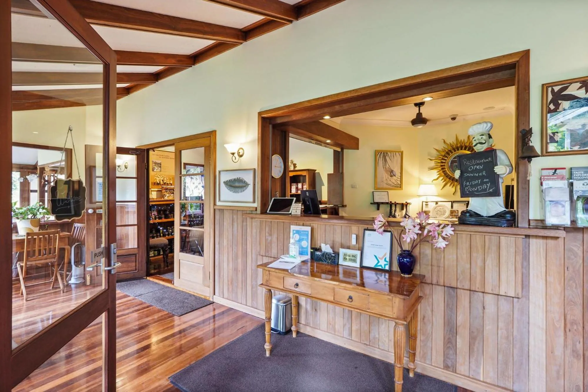 Restaurant/places to eat in Forest Lodge Resort