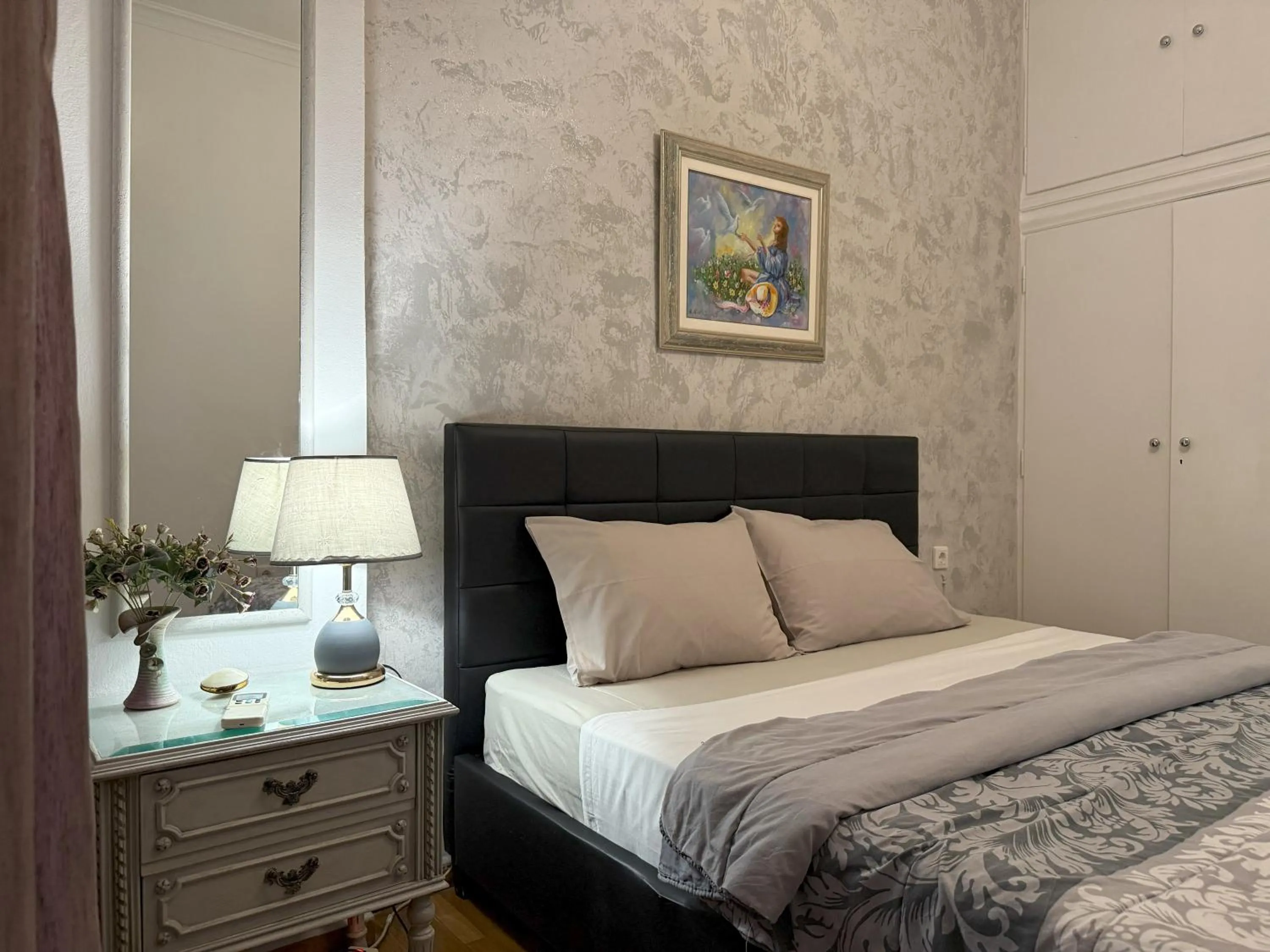 Bed in 2 Bedrooms Apartment Center of Athens 4 min Subway