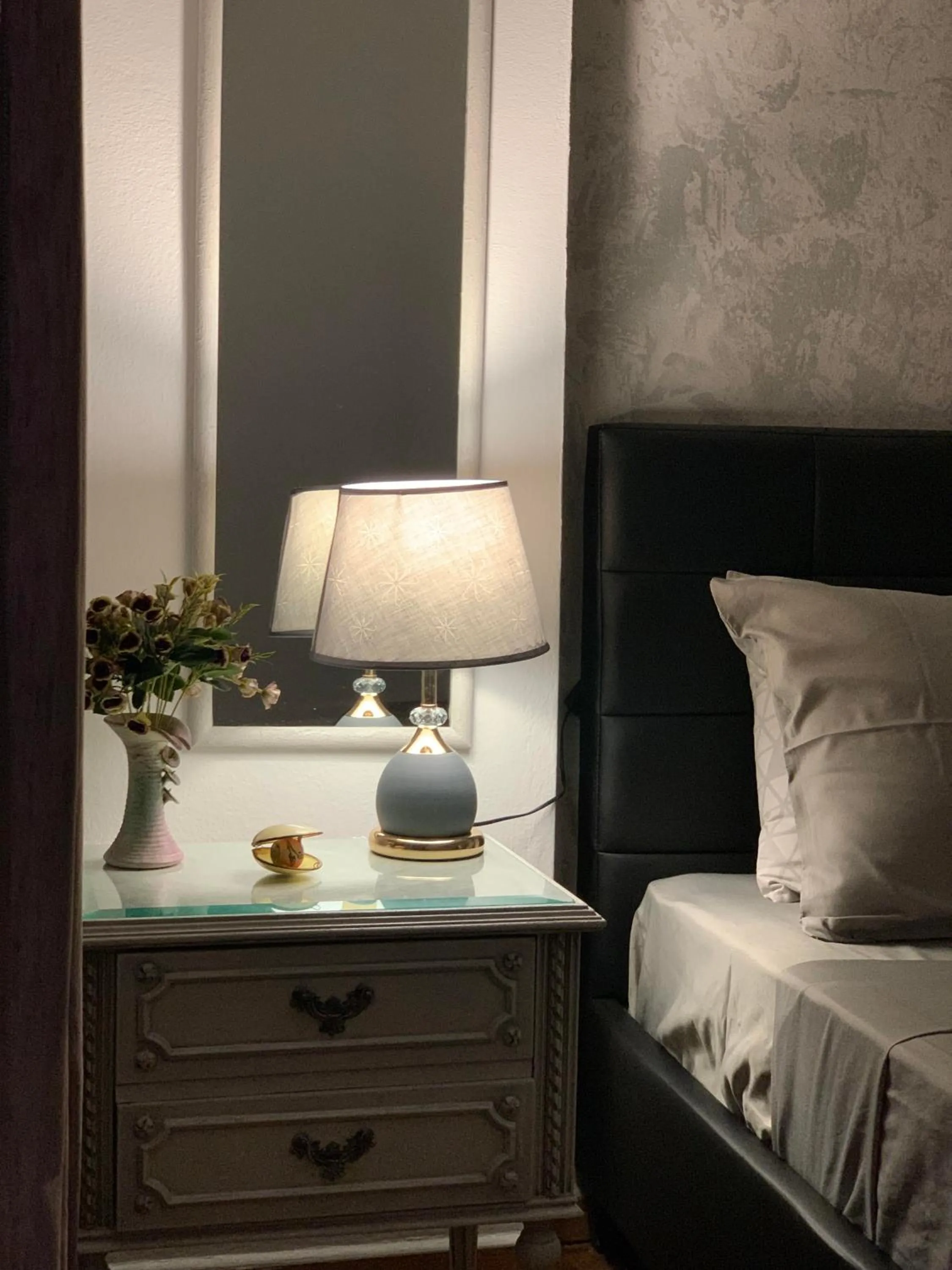 Bed in 2 Bedrooms Apartment Center of Athens 4 min Subway