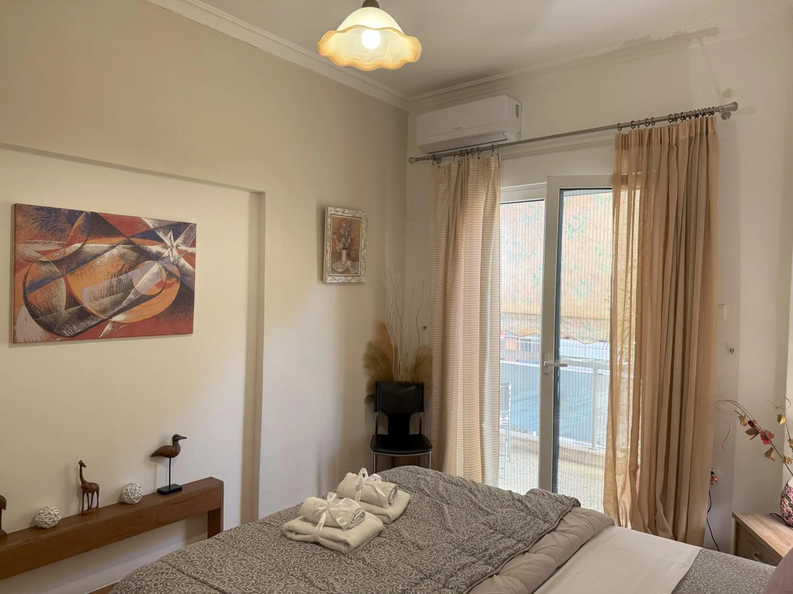 Bed in 2 Bedrooms Apartment Center of Athens 4 min Subway