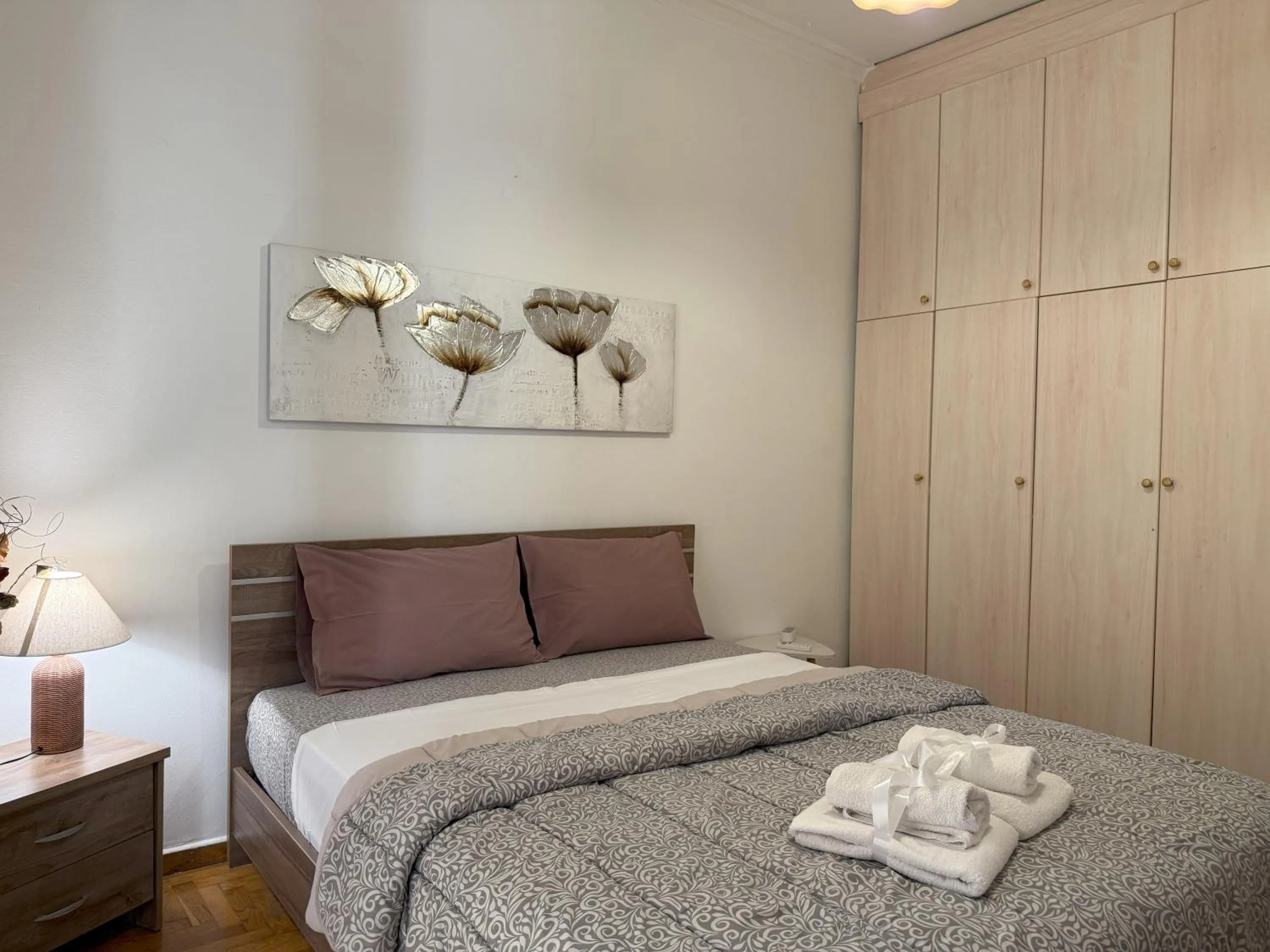 Bed in 2 Bedrooms Apartment Center of Athens 4 min Subway