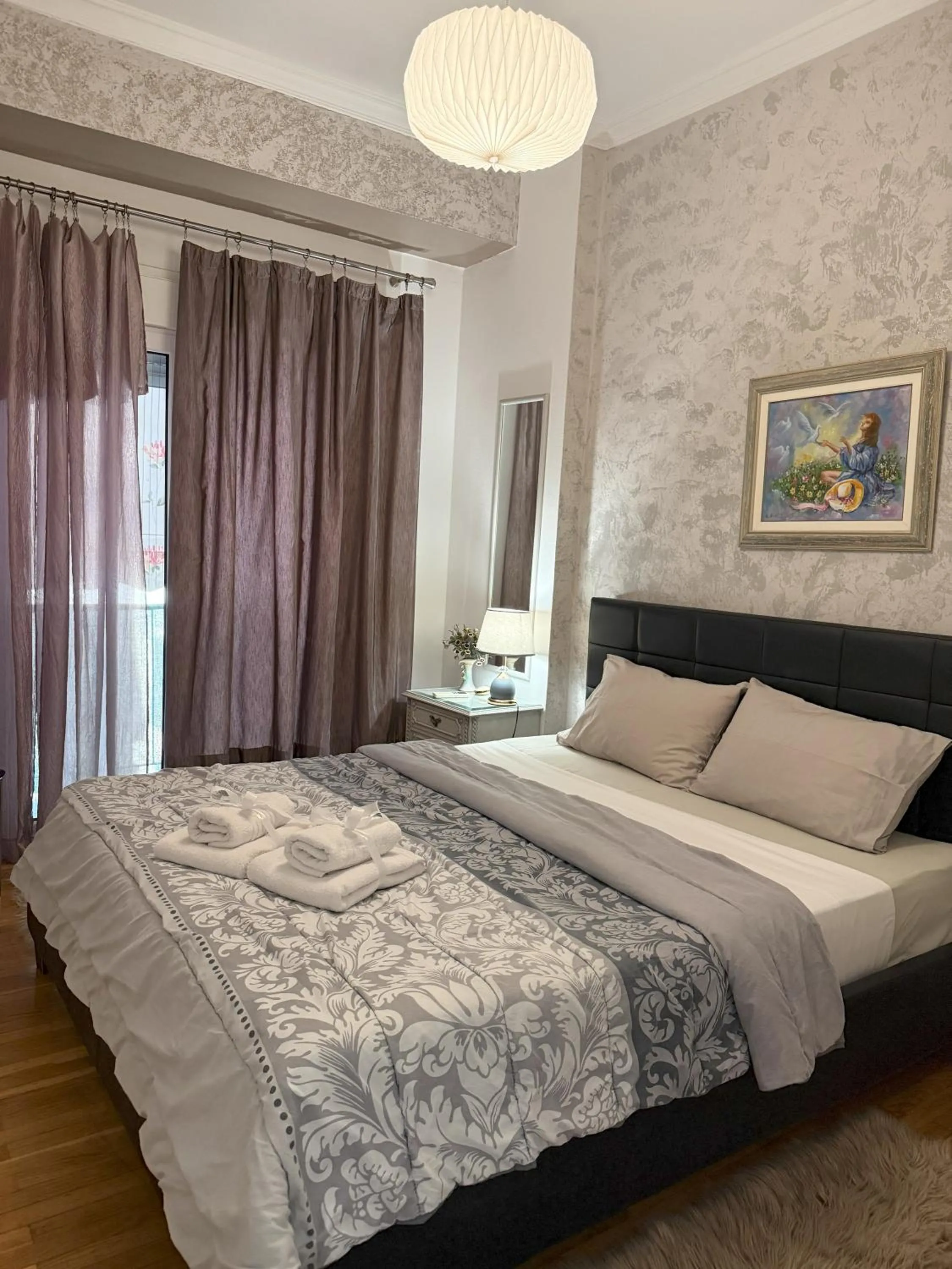 Bed in 2 Bedrooms Apartment Center of Athens 4 min Subway