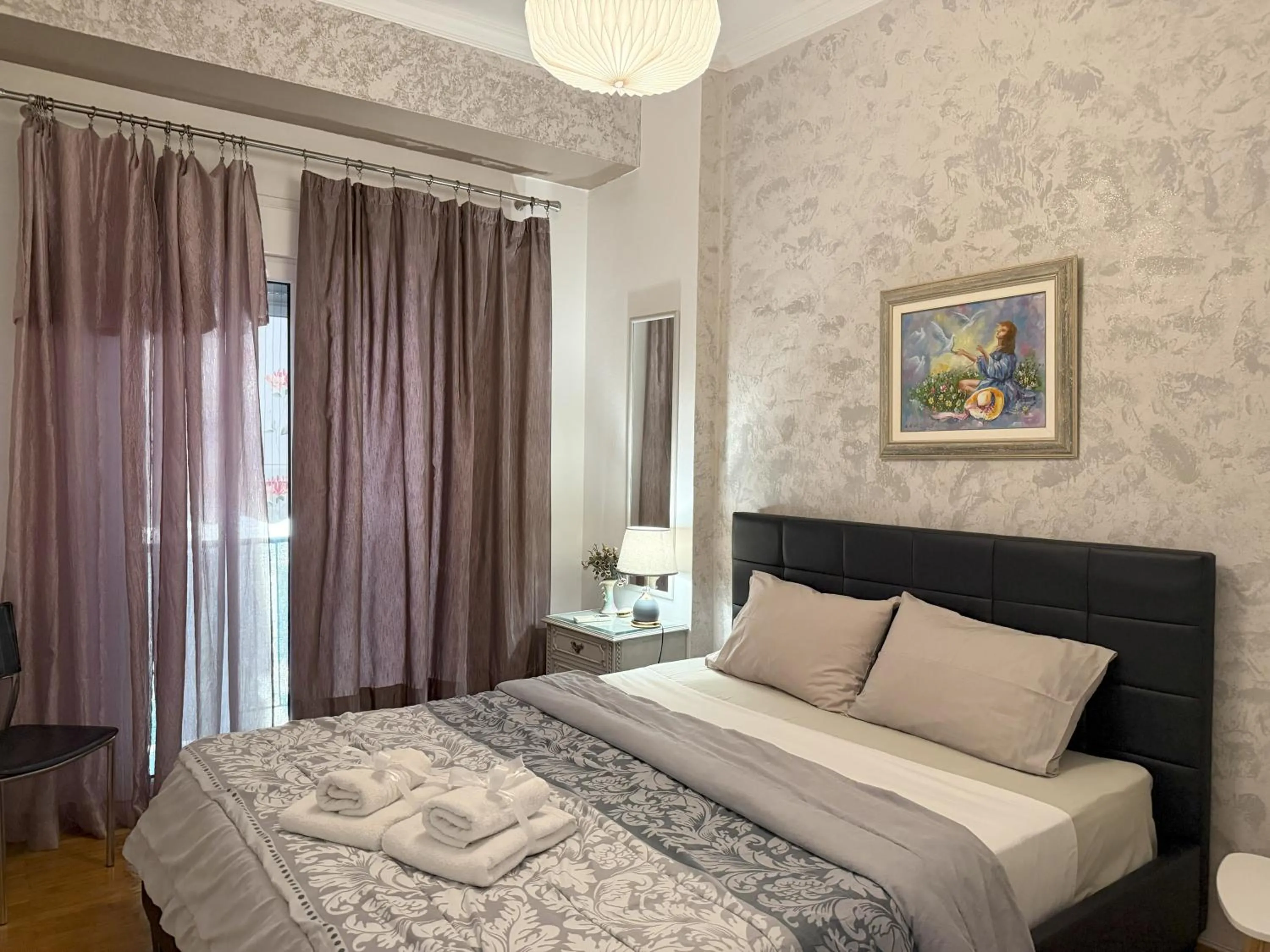 Bed in 2 Bedrooms Apartment Center of Athens 4 min Subway