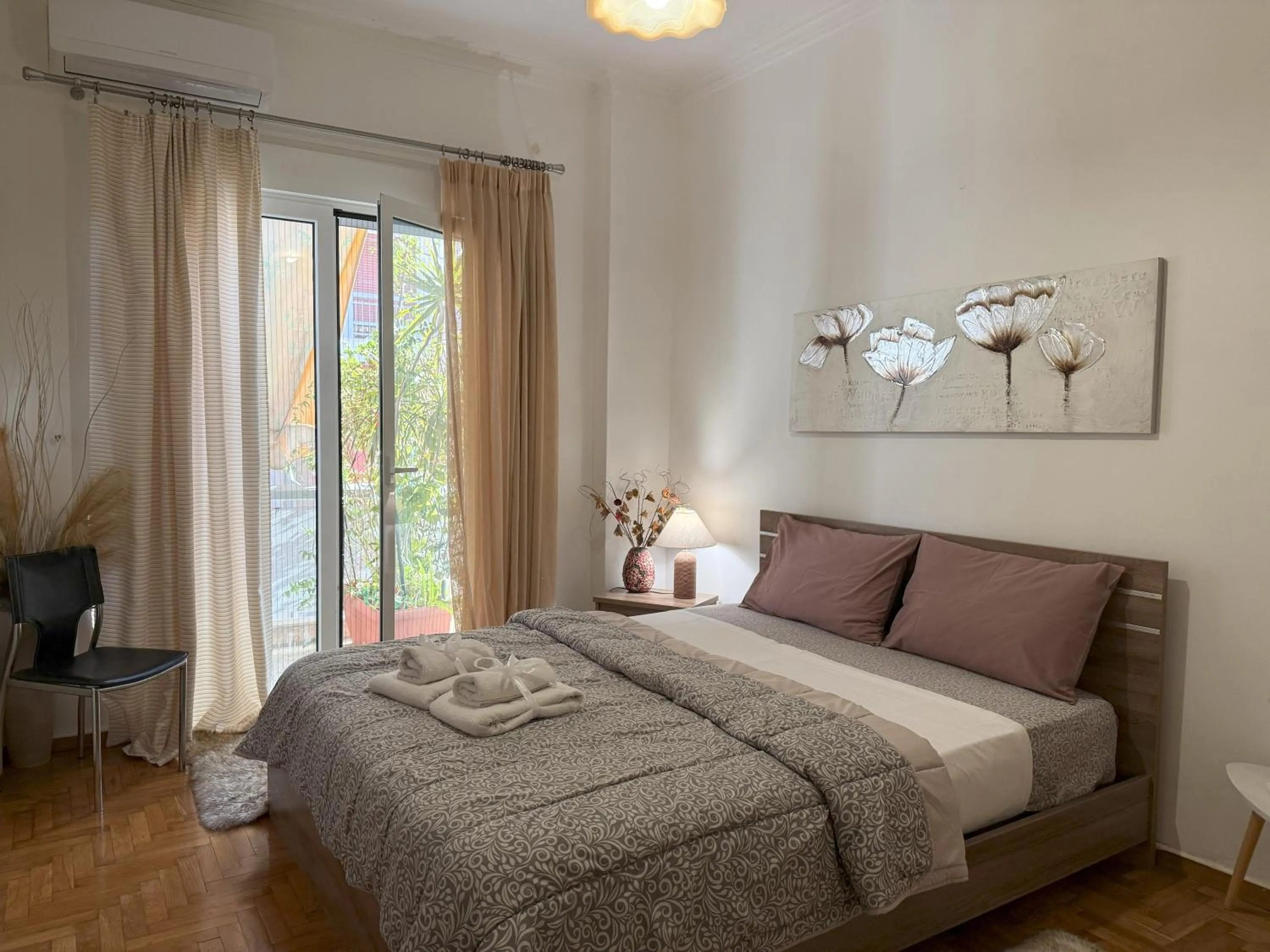Bed in 2 Bedrooms Apartment Center of Athens 4 min Subway