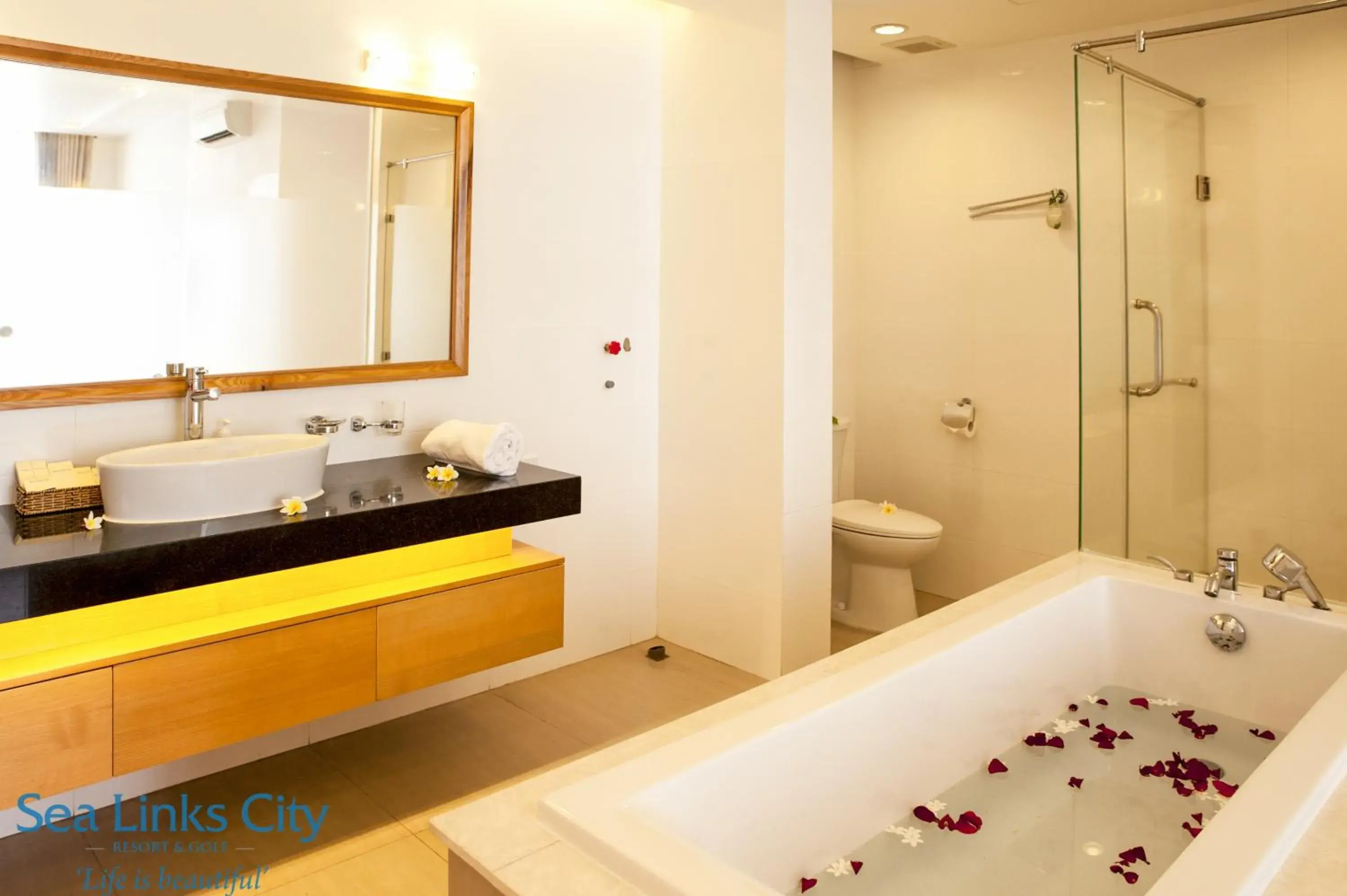 Three-Bedroom Apartment with Balcony in Ocean Vista Three-Bedroom Apartment with Balcony in Ocean Vista