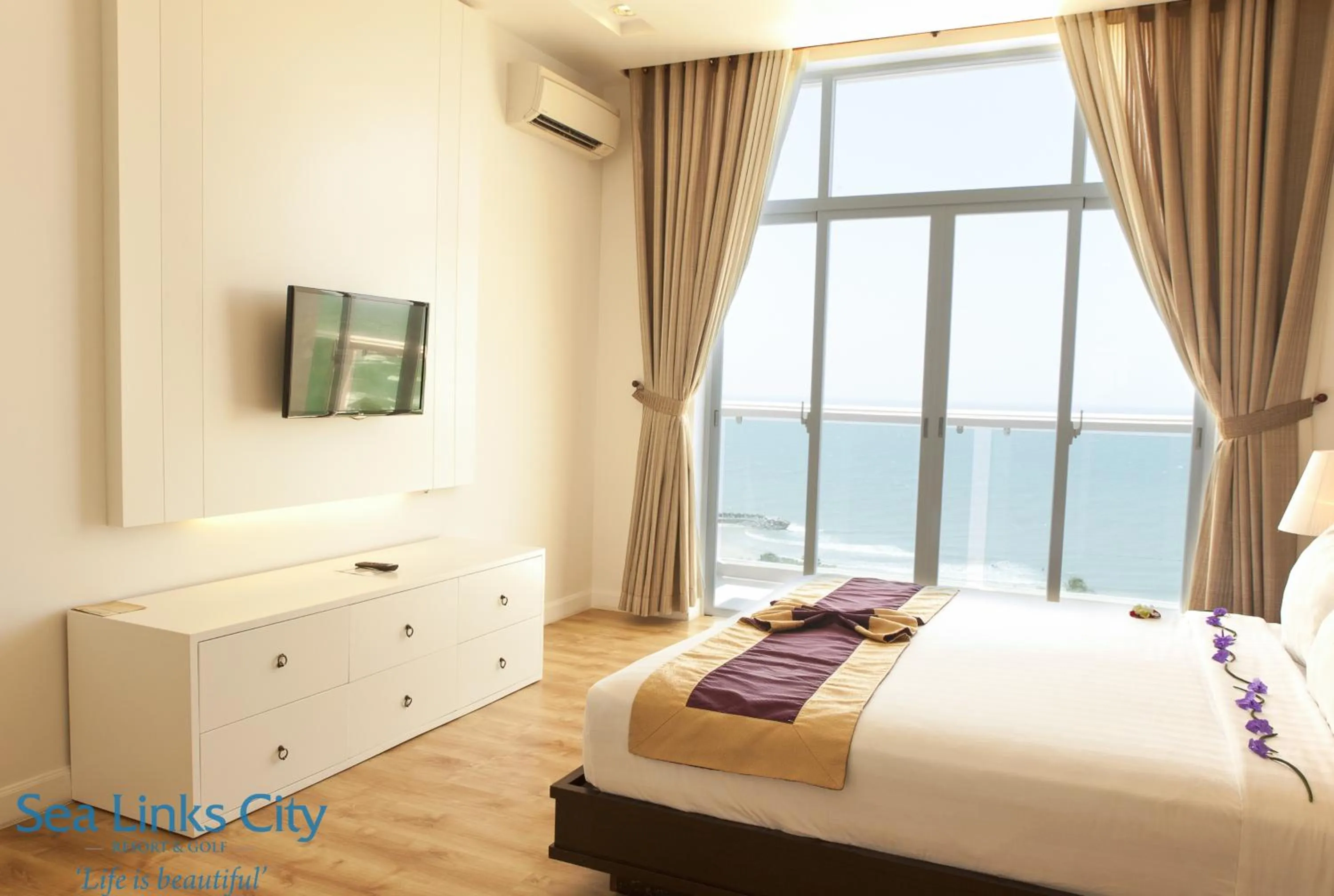 Sea view, Bed in Ocean Vista