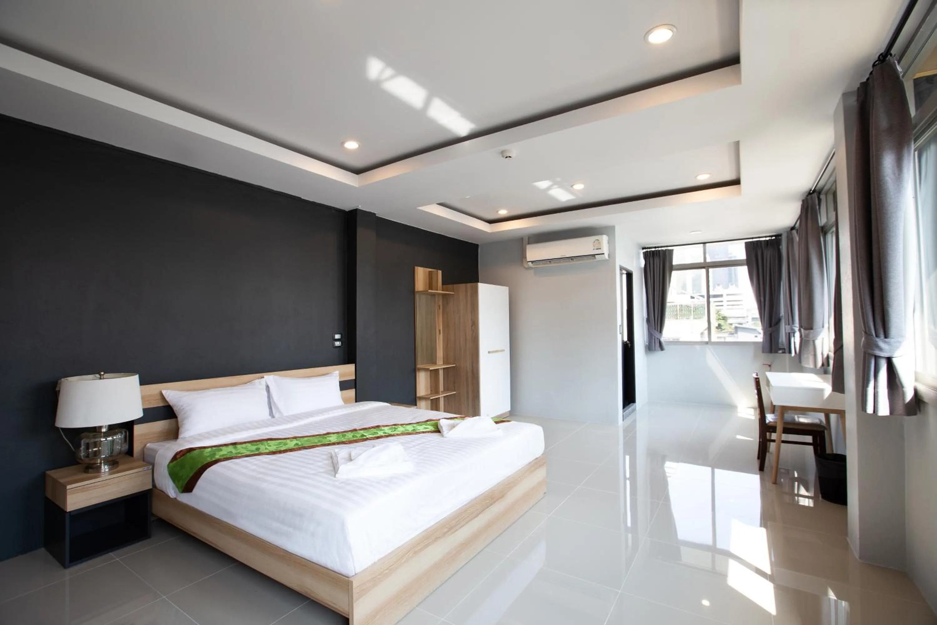 Bed in 185@Surawong Residence