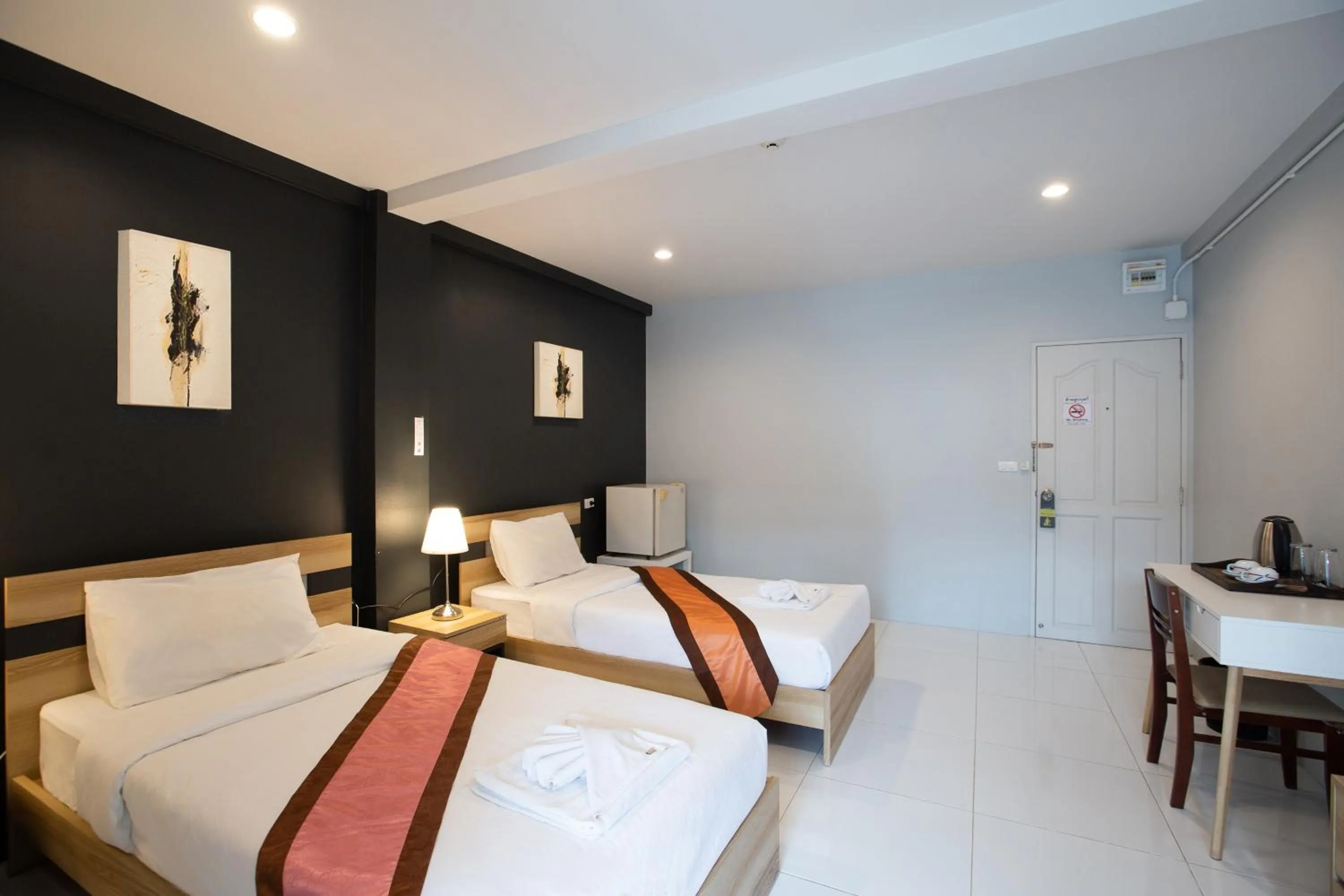 Bed in 185@Surawong Residence