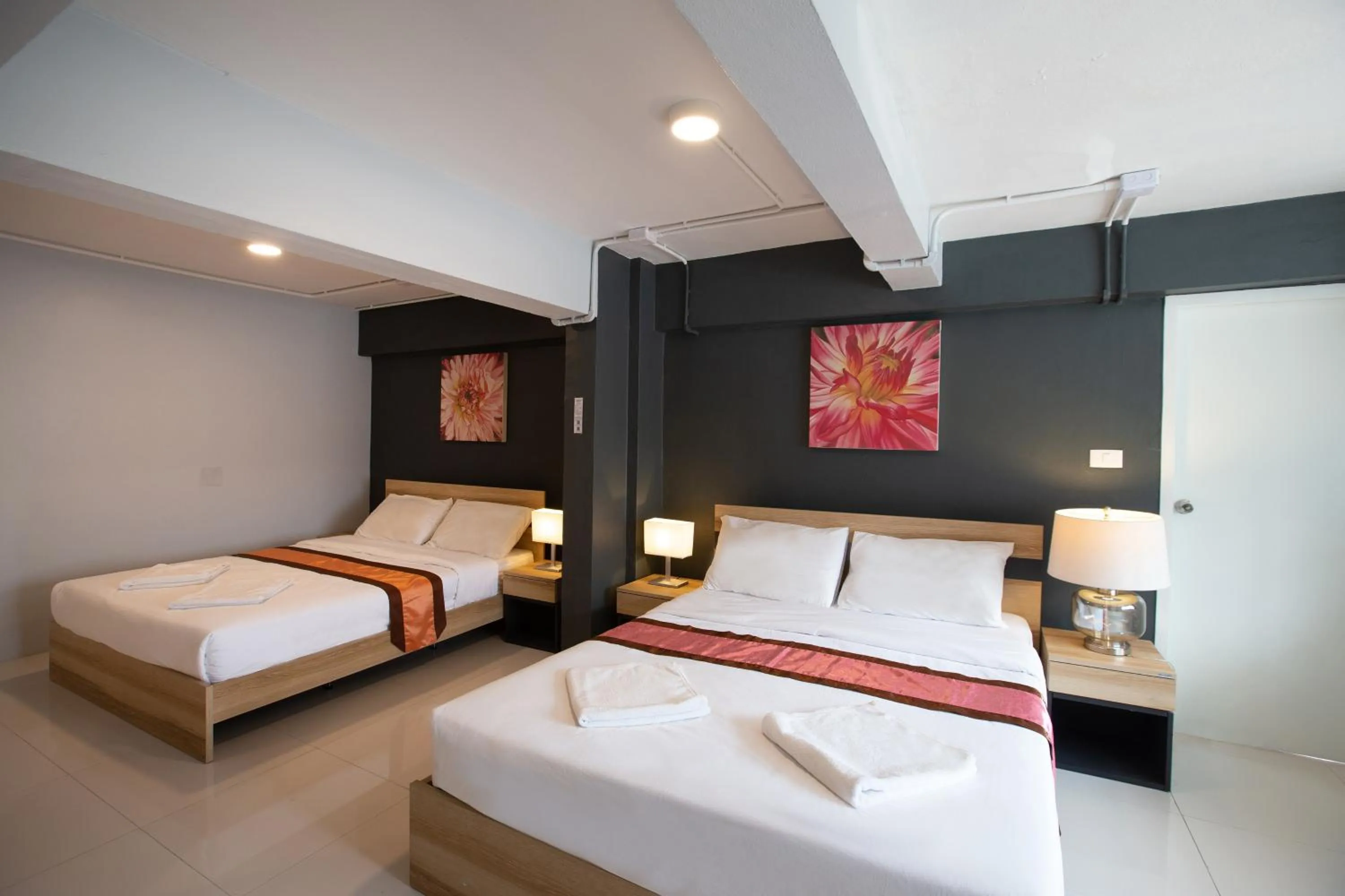 Bed in 185@Surawong Residence