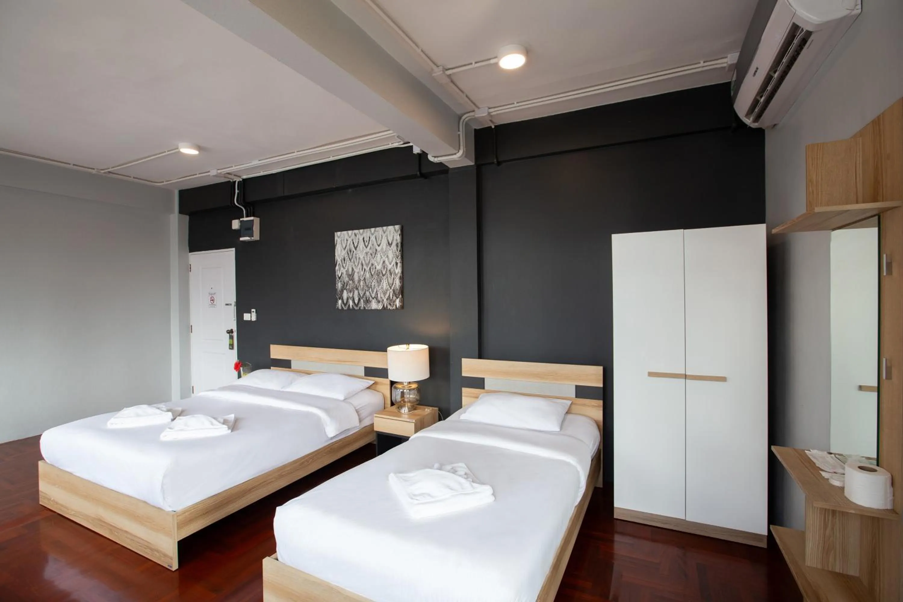 Bed in 185@Surawong Residence