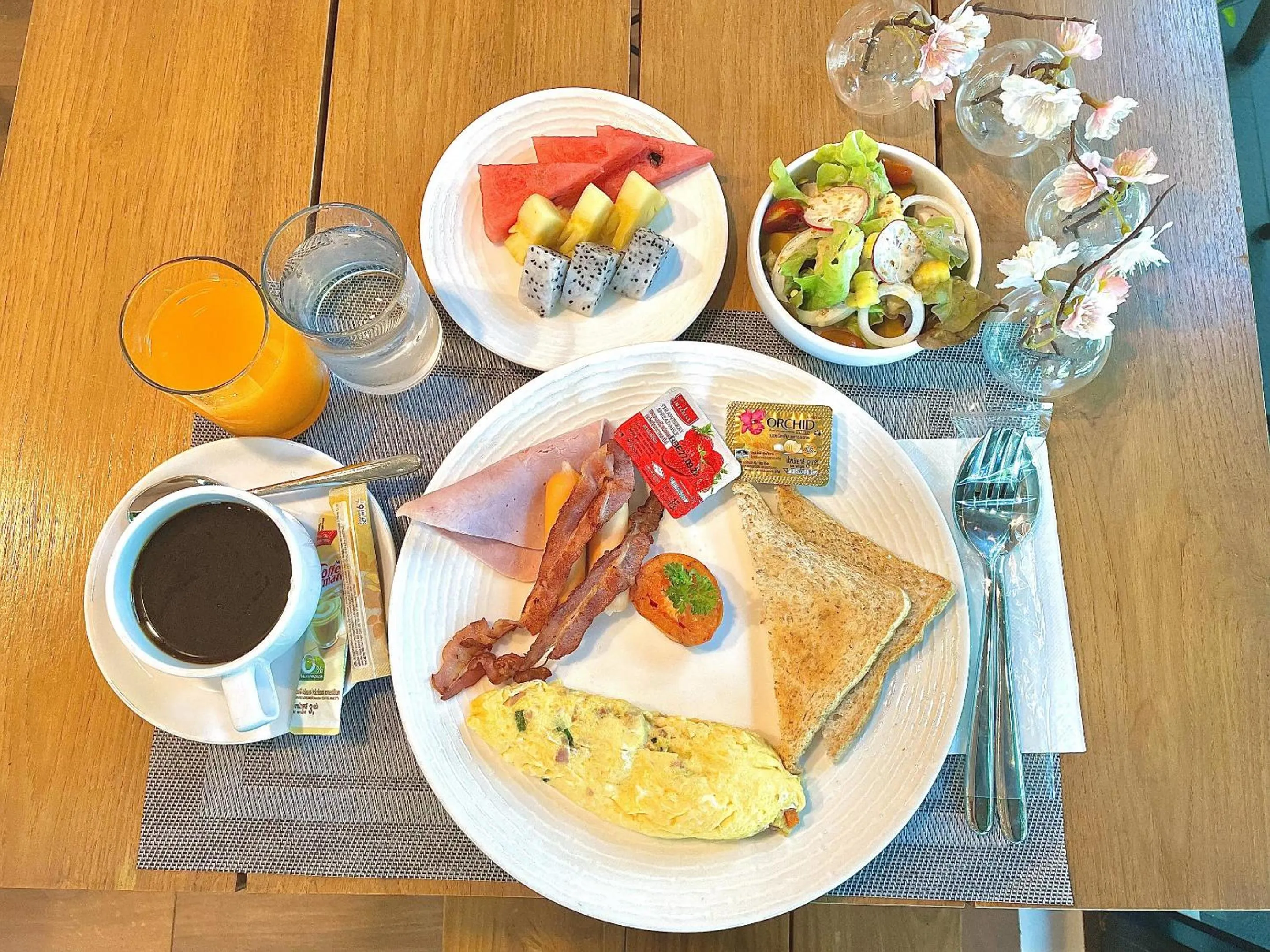 Restaurant/places to eat in The Poem Hotel