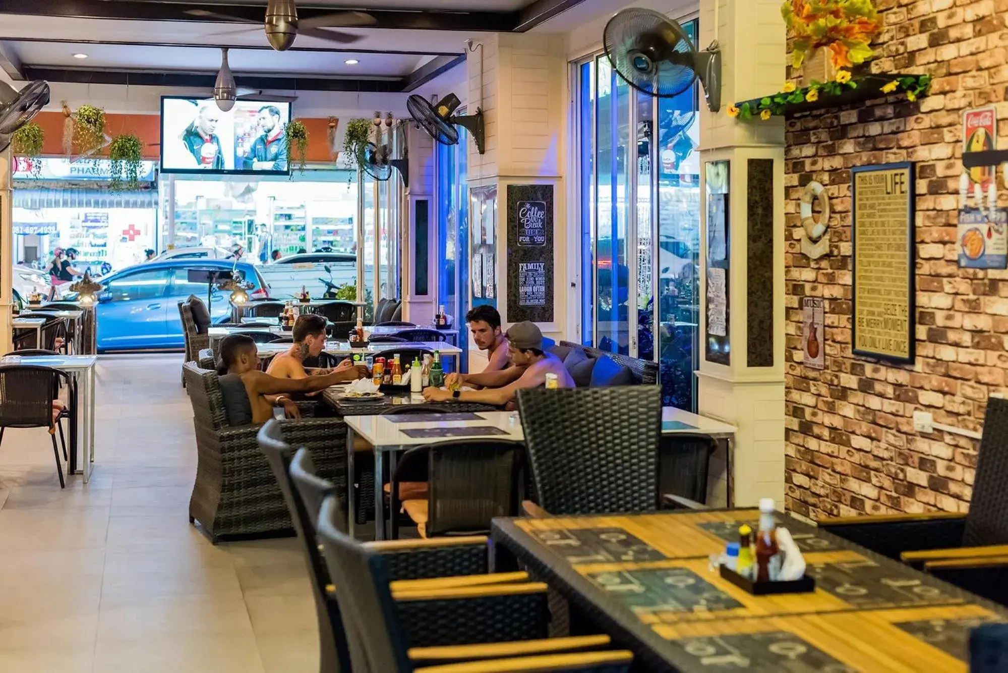 Restaurant/places to eat in Hallo Patong Hotel Restaurant/places to eat in Hallo Patong Hotel