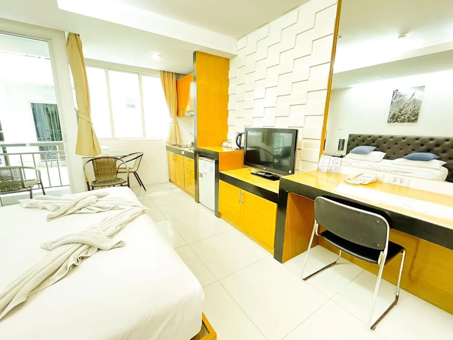 Living room, Bed in Hallo Patong Hotel