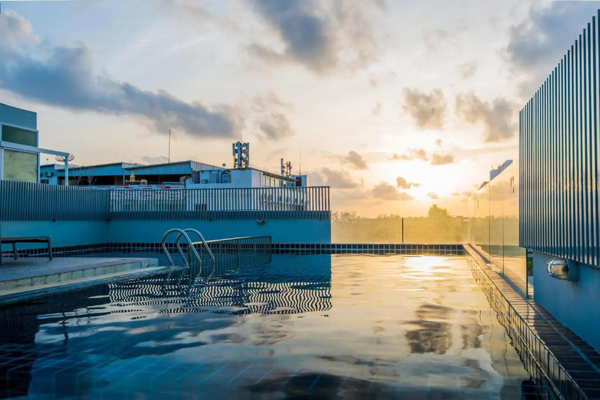 Swimming pool in Hallo Patong Hotel Swimming pool in Hallo Patong Hotel