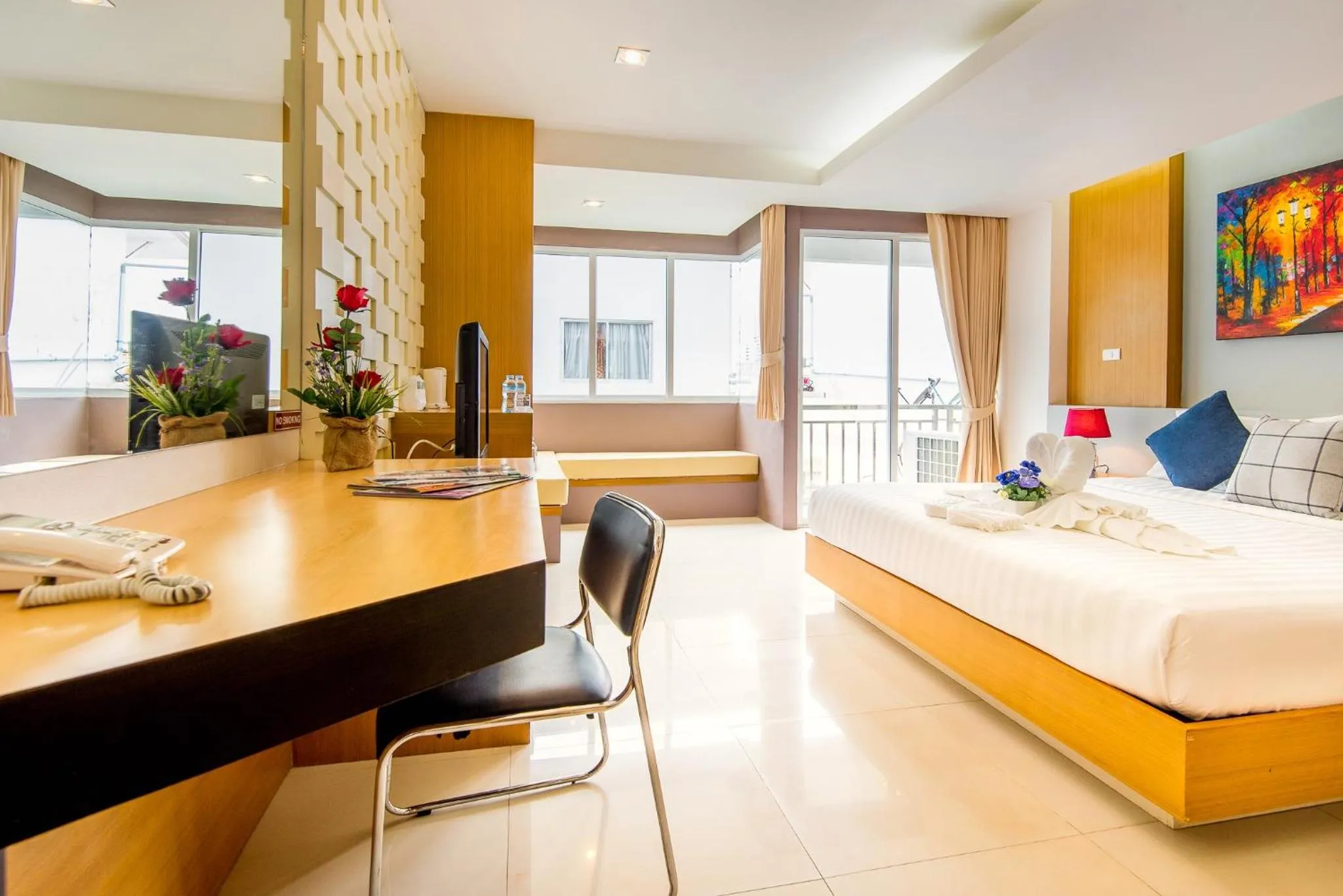 Photo of the whole room, Bed in Hallo Patong Hotel