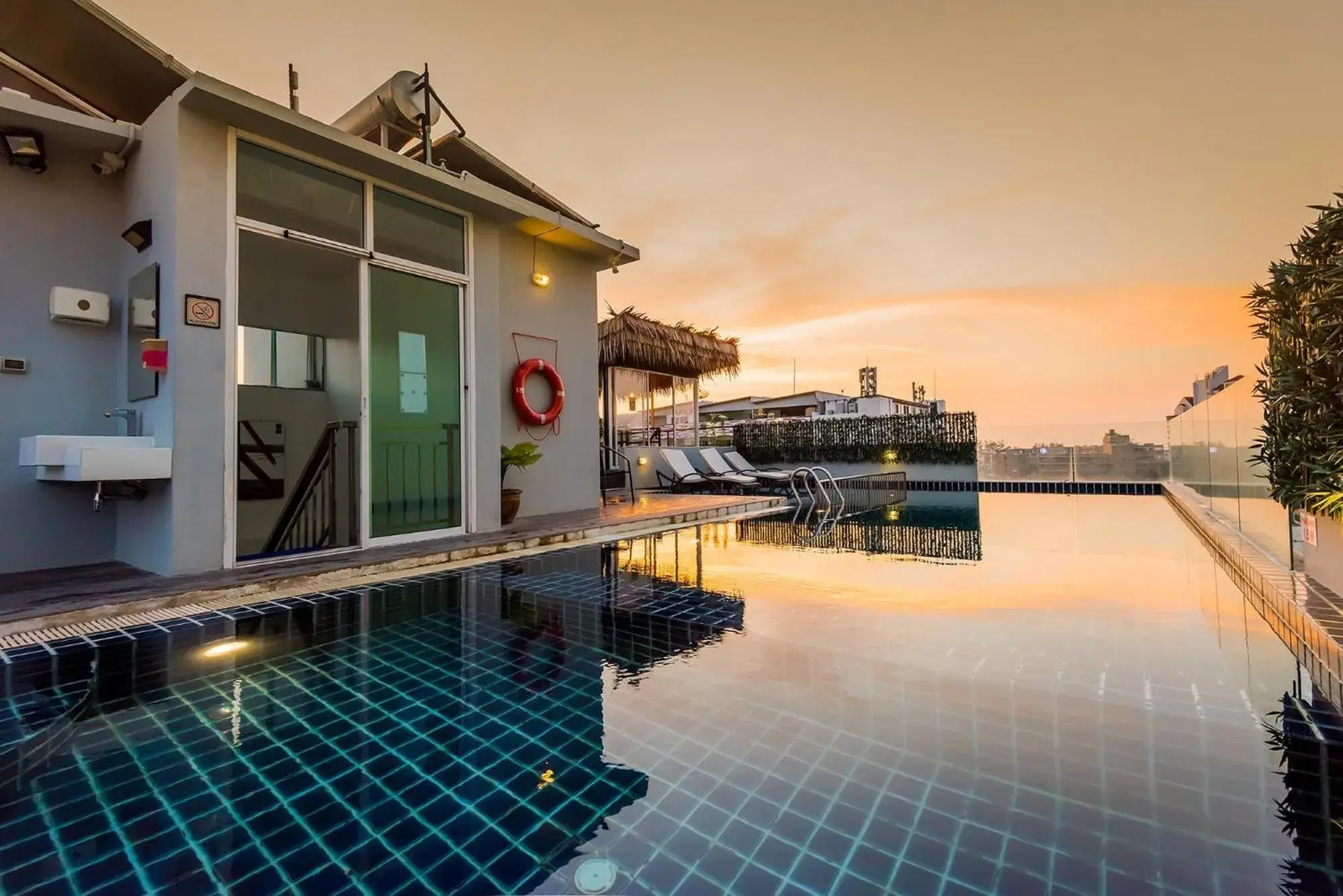 Property building in Hallo Patong Hotel Property building in Hallo Patong Hotel