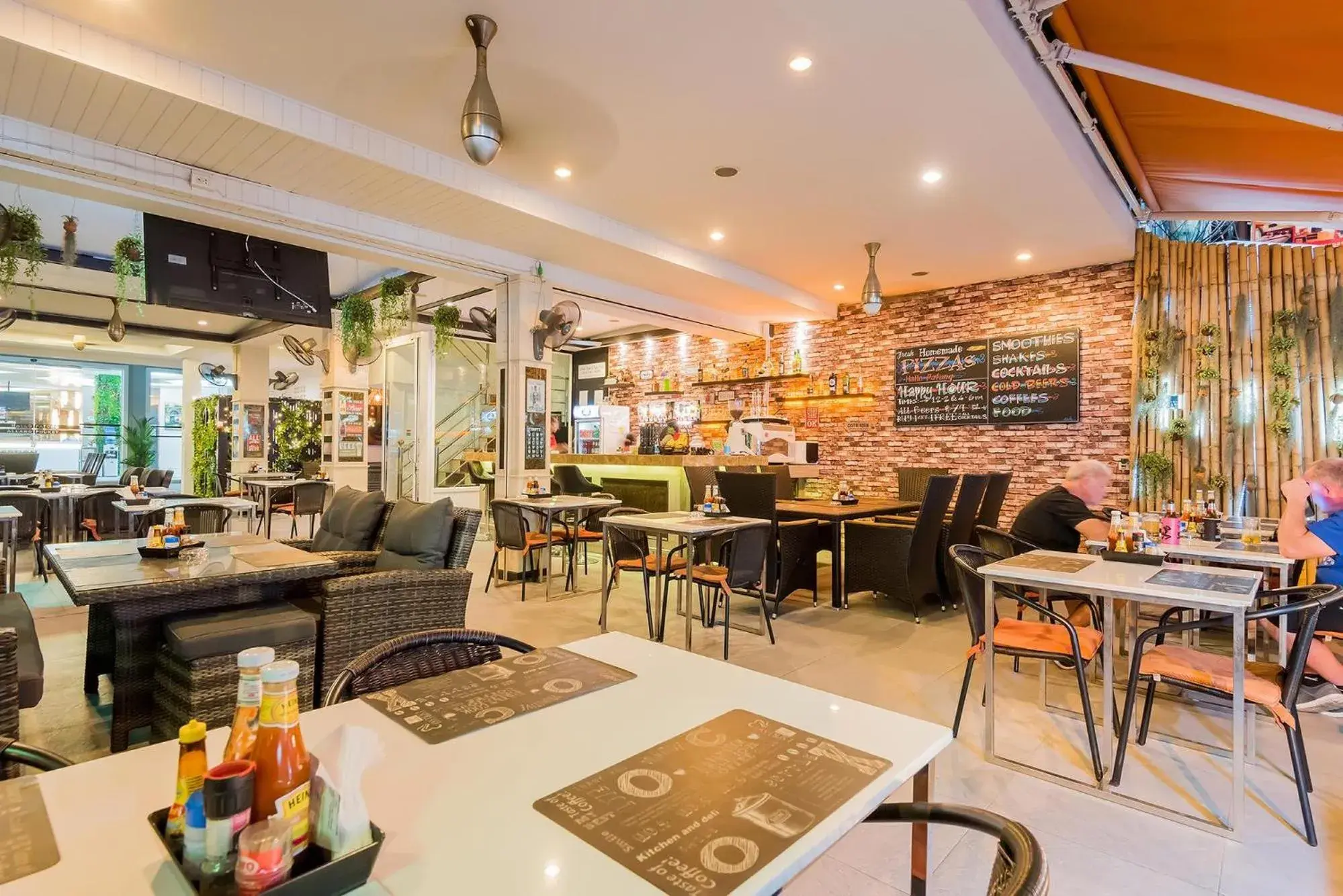 Restaurant/places to eat in Hallo Patong Hotel Restaurant/places to eat in Hallo Patong Hotel