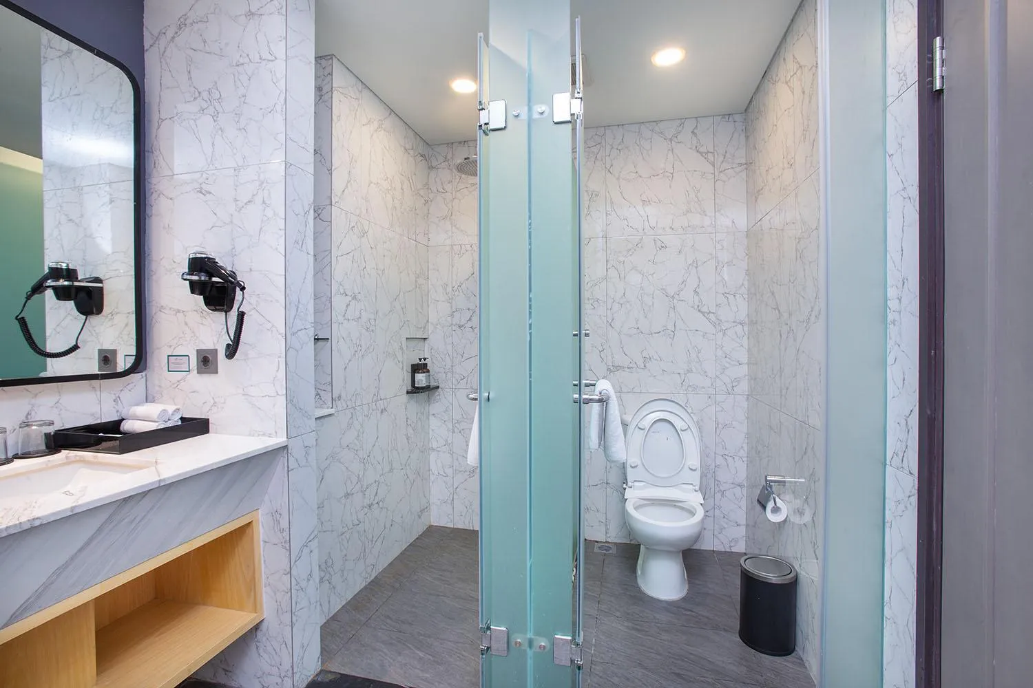 Bathroom in THE 1O1 Jakarta Airport CBC