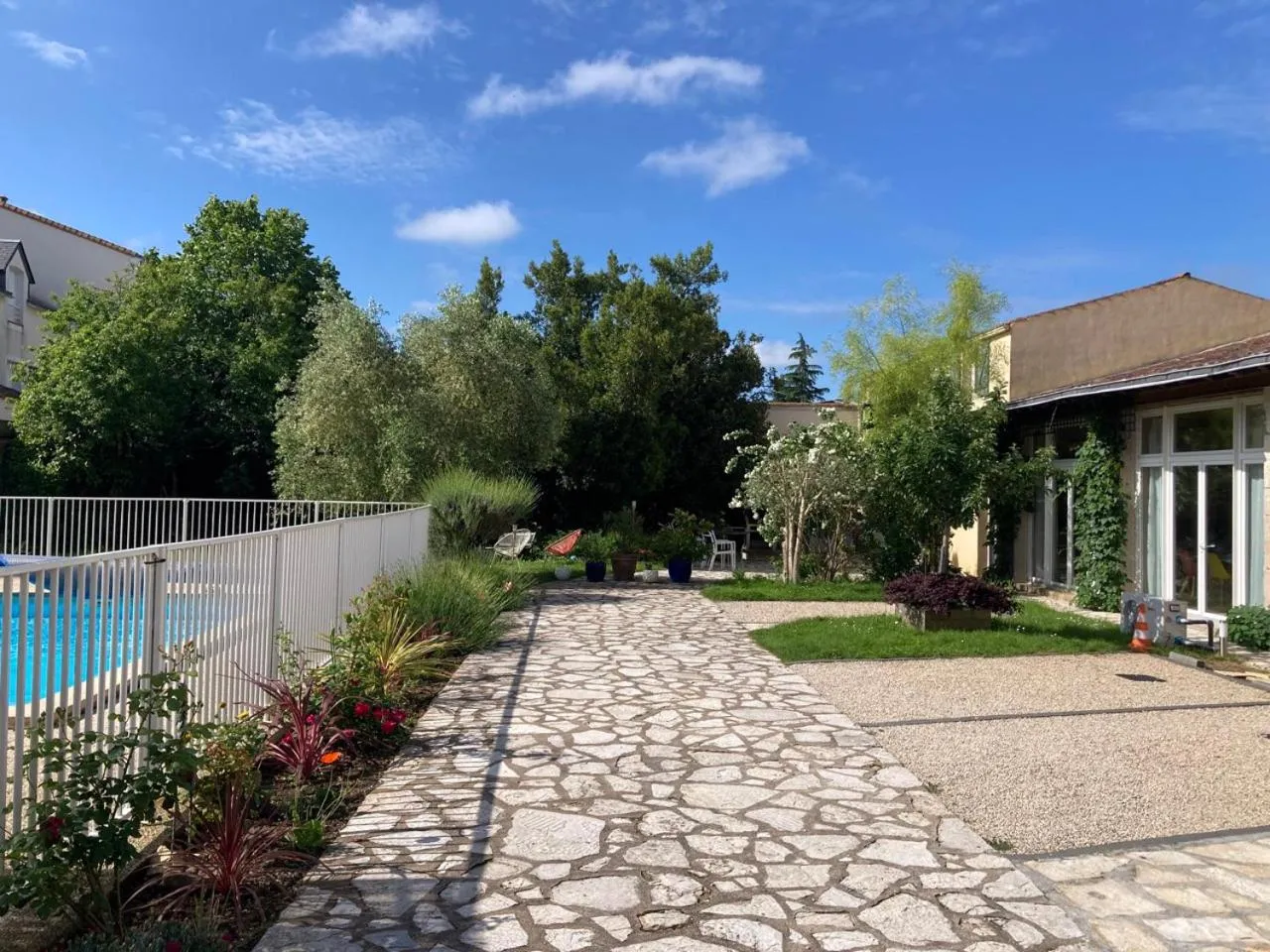 Parking in La Villa des Roses Gîte Chambres d'hôtes Piscine chauffée