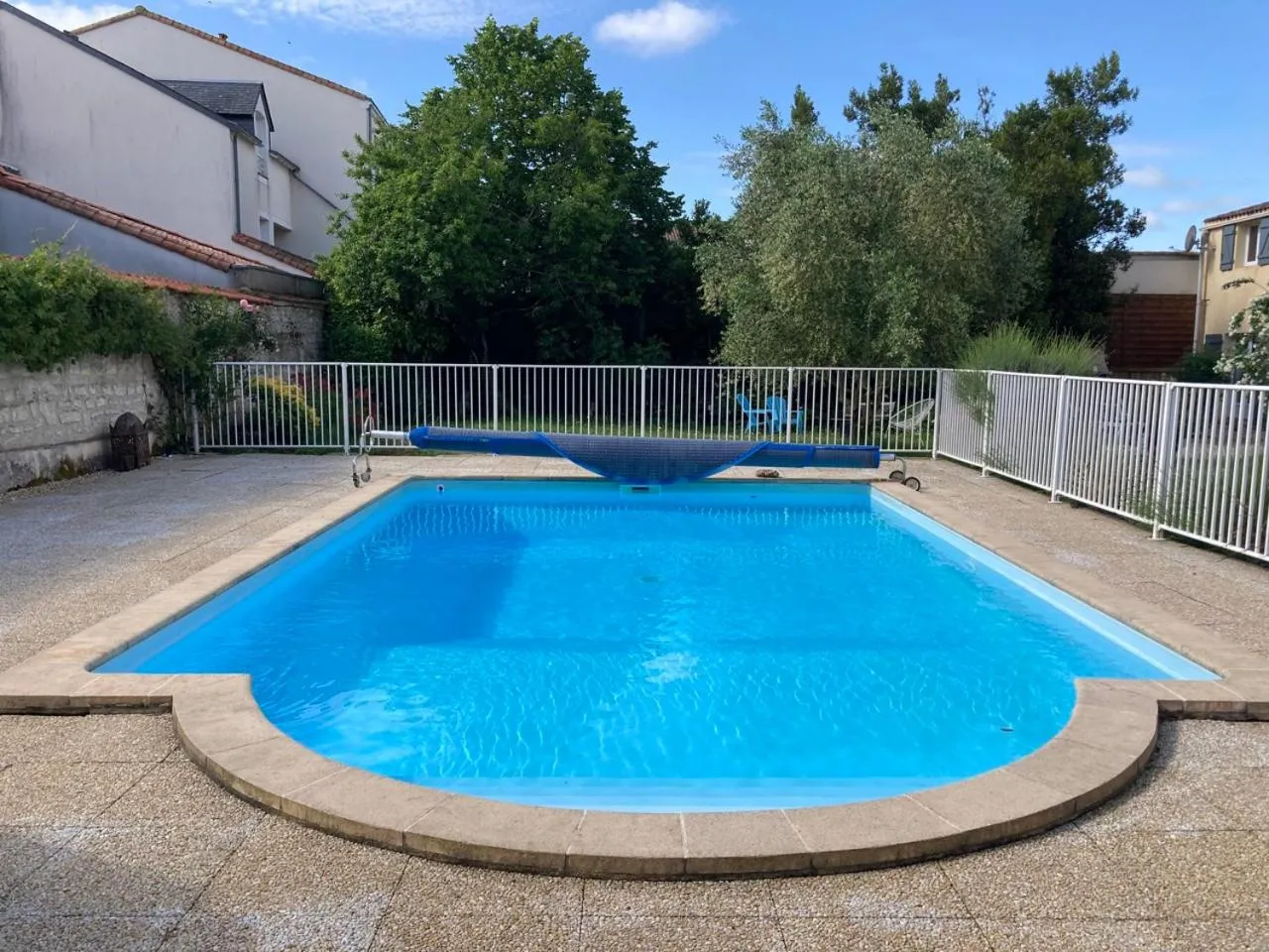 Swimming pool in La Villa des Roses Gîte Chambres d'hôtes Piscine chauffée
