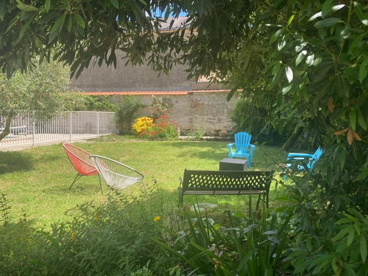 Garden in La Villa des Roses Gîte Chambres d'hôtes Piscine chauffée