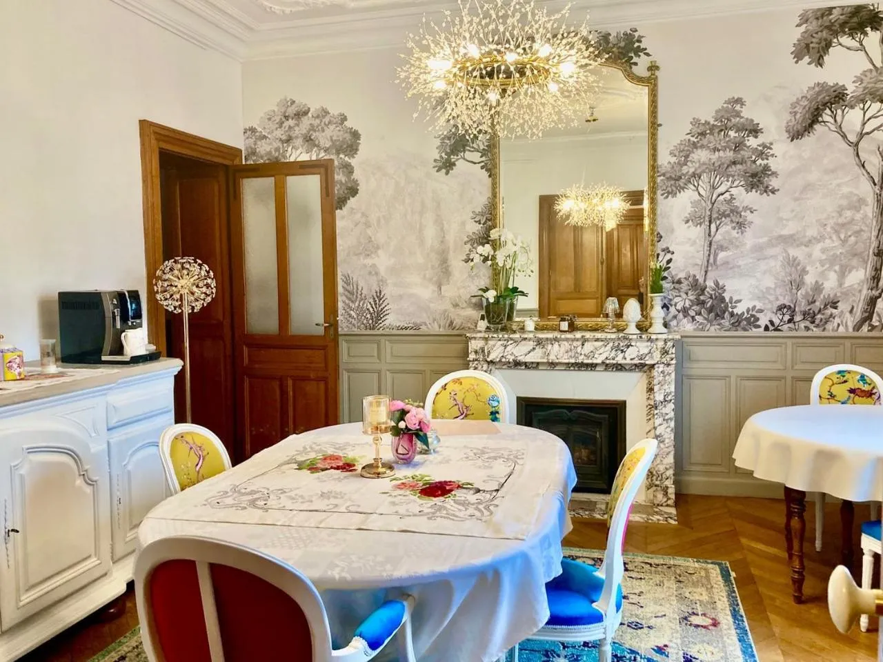 Dining area in La Villa des Roses Gîte Chambres d'hôtes Piscine chauffée